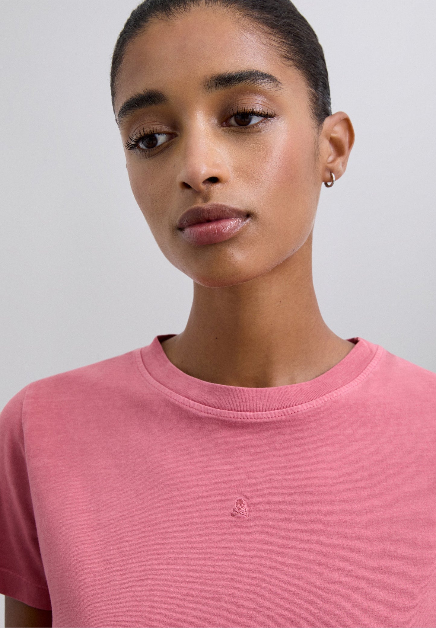 T-SHIRT BÁSICA COM SKULL