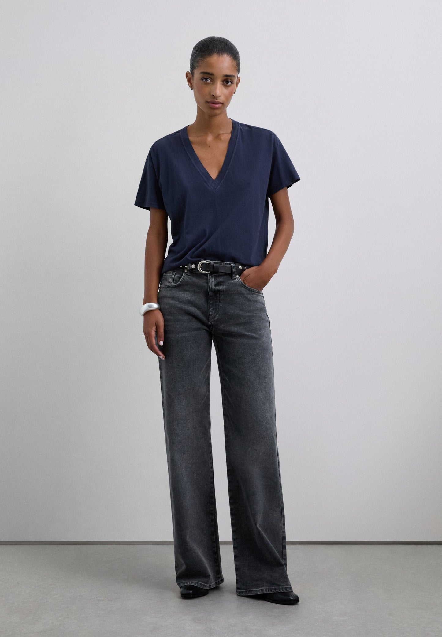 T-SHIRT BÁSICA DECOTE EM V