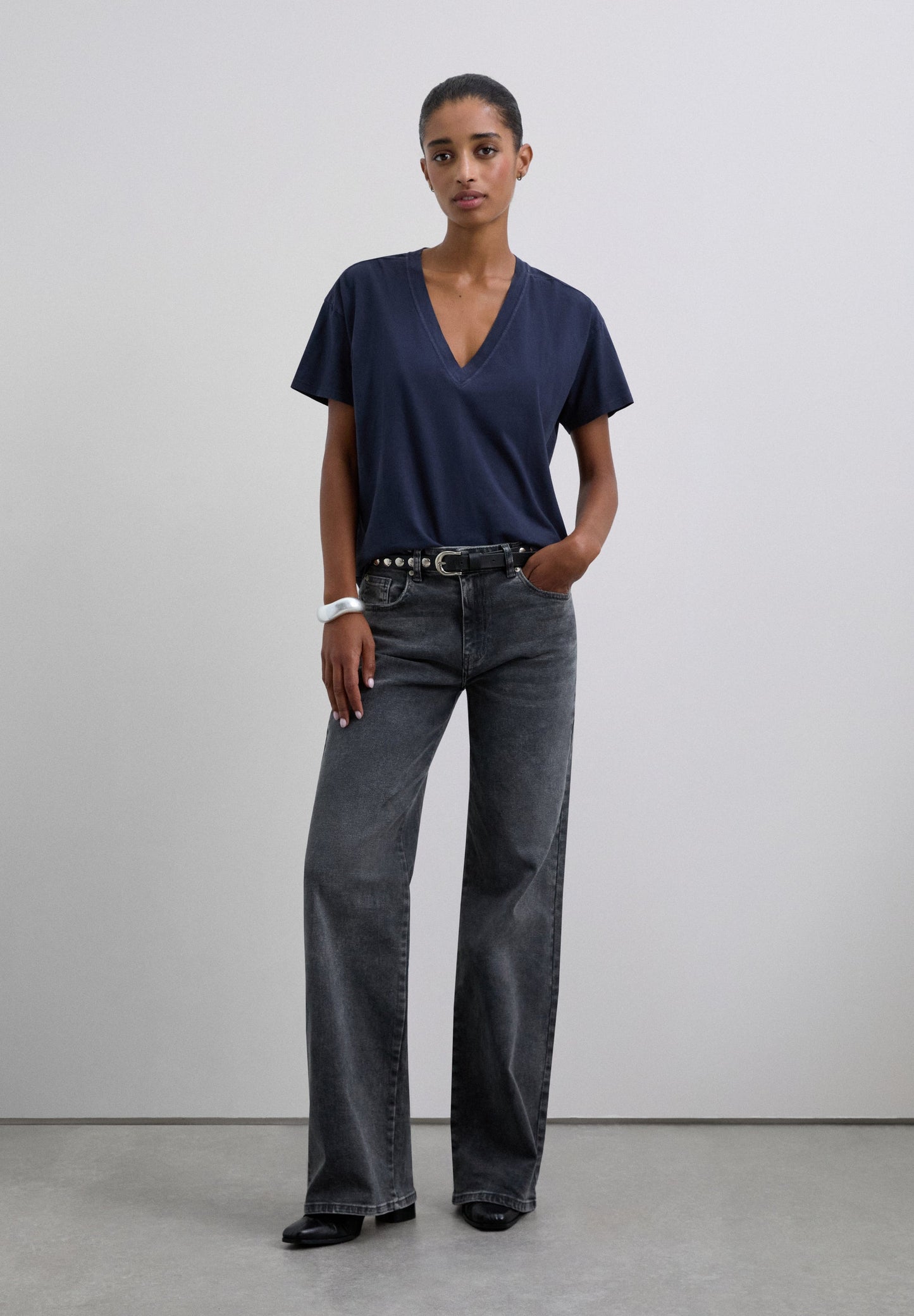 T-SHIRT BÁSICA DECOTE EM V