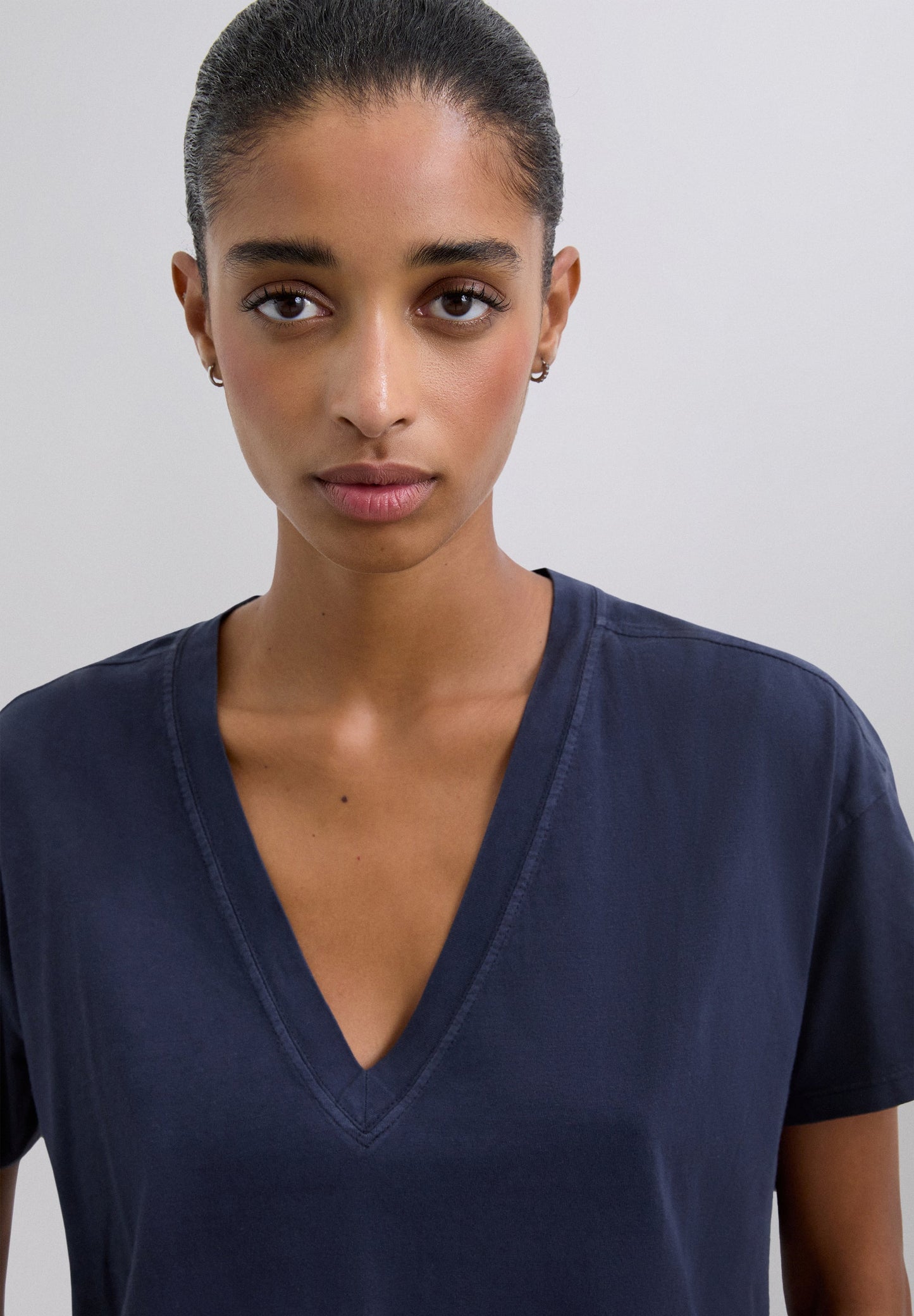 T-SHIRT BÁSICA DECOTE EM V