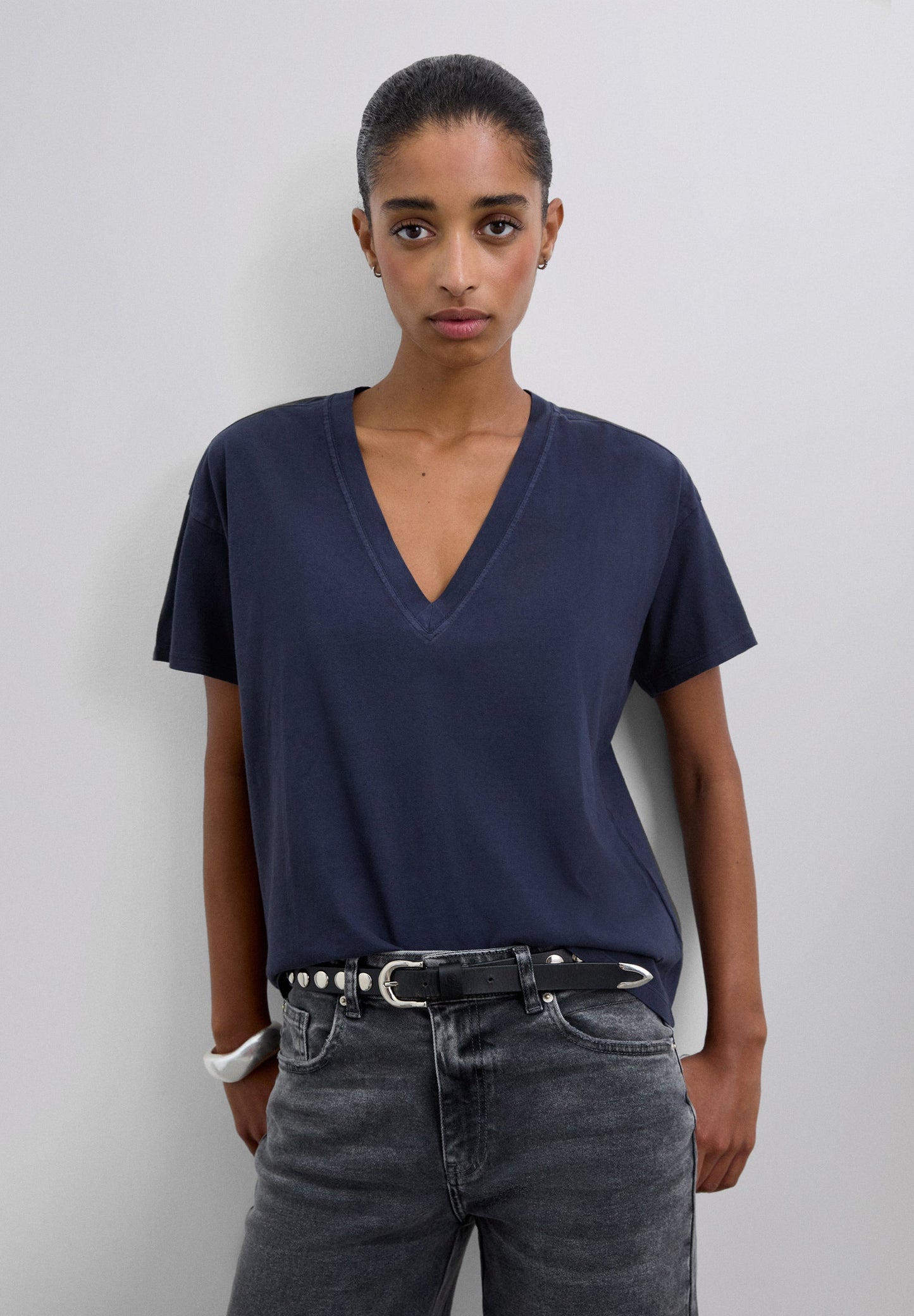 T-SHIRT BÁSICA DECOTE EM V