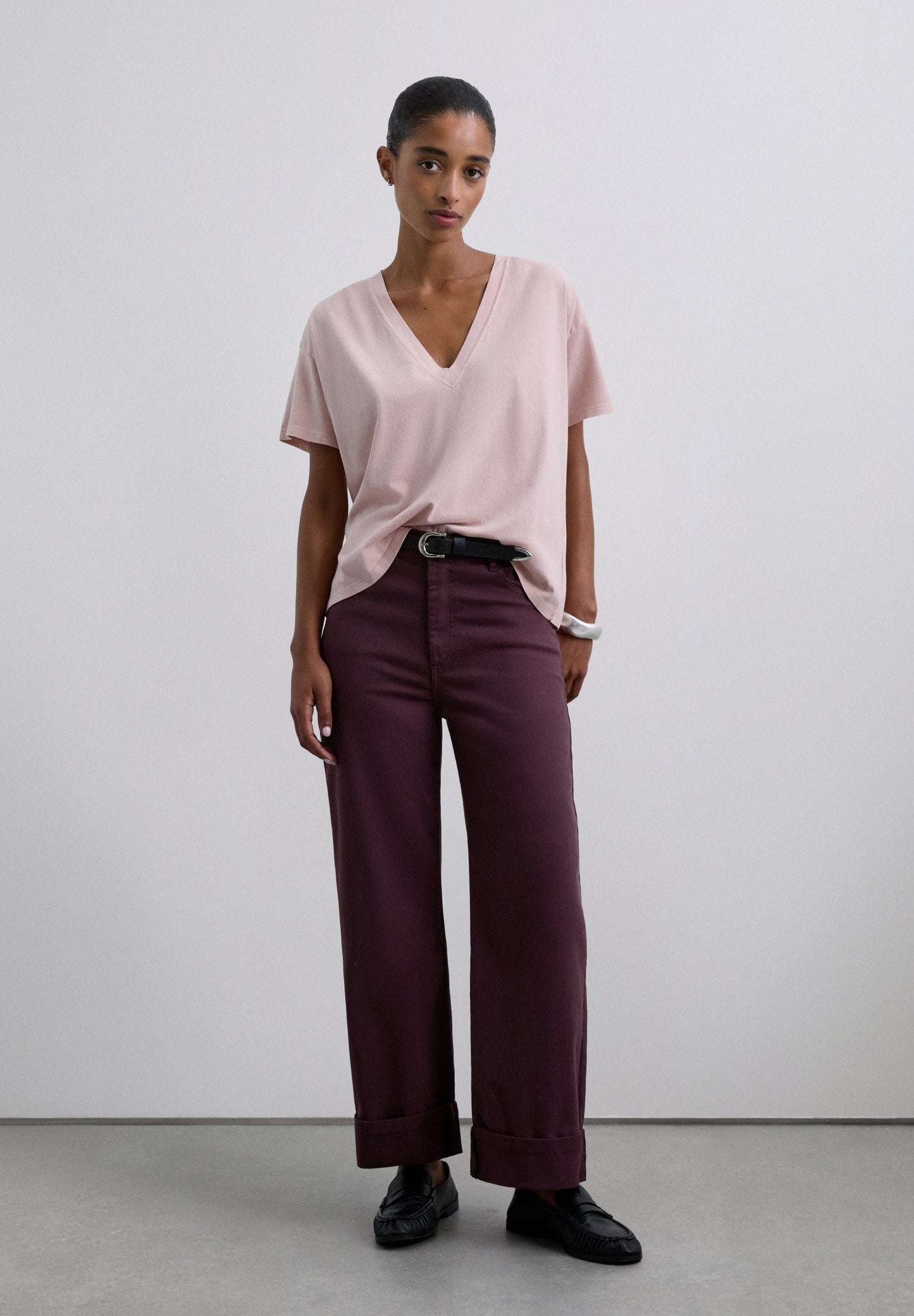 T-SHIRT BÁSICA DECOTE EM V