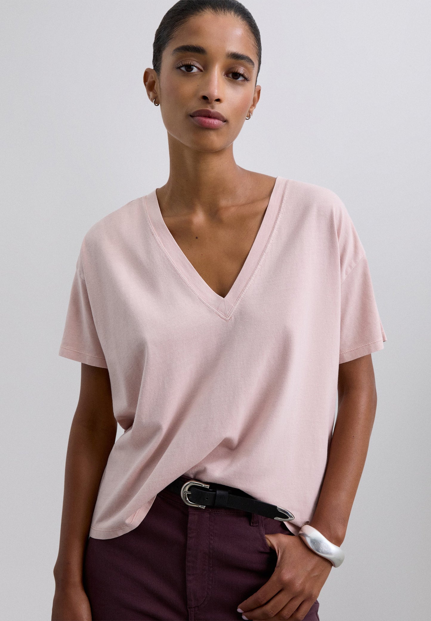 T-SHIRT BÁSICA DECOTE EM V