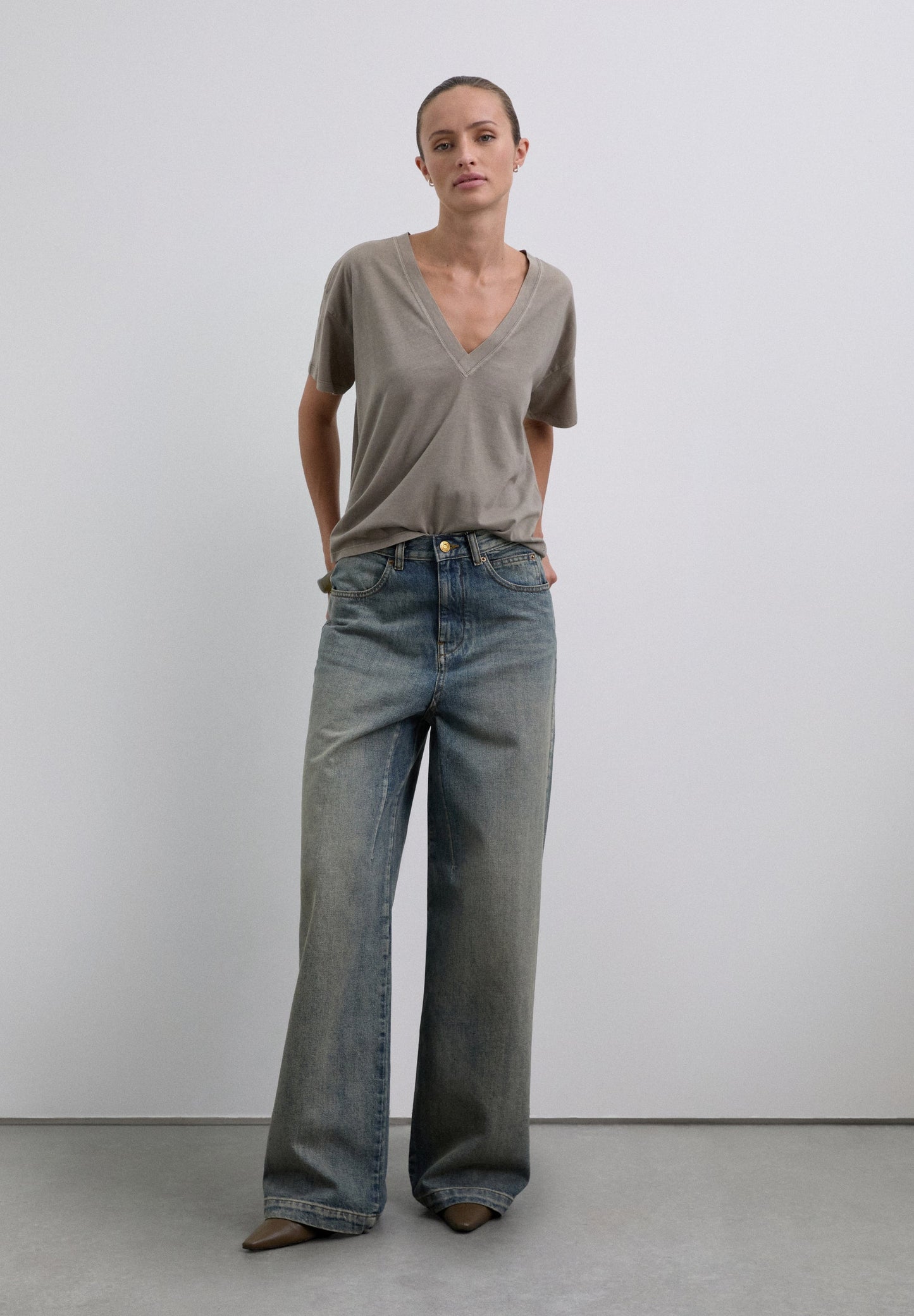 T-SHIRT BÁSICA DECOTE EM V