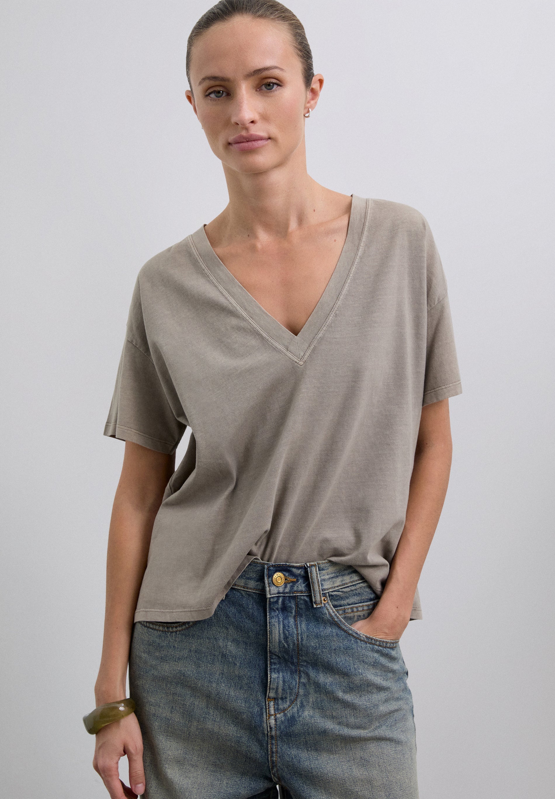 T-SHIRT BÁSICA DECOTE EM V
