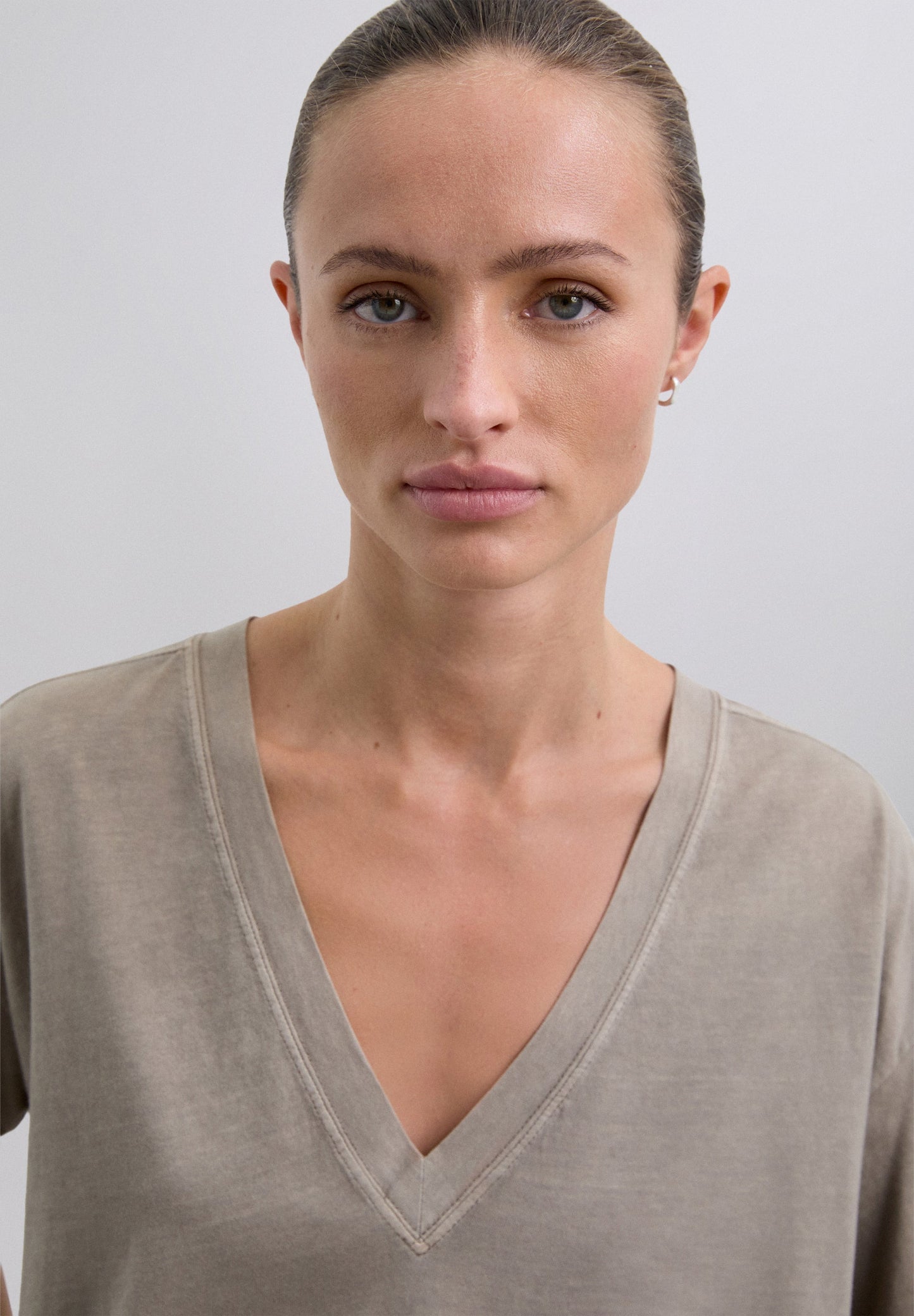 T-SHIRT BÁSICA DECOTE EM V