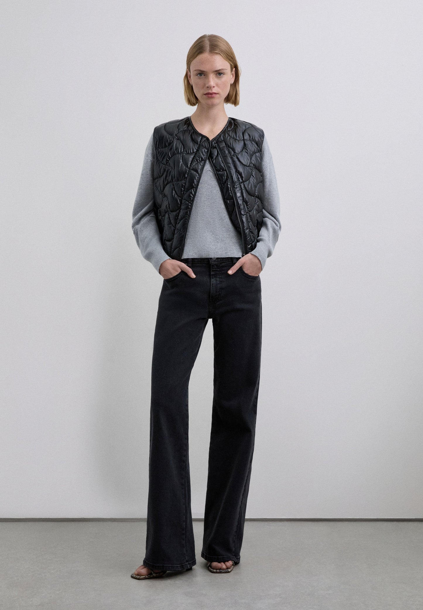 COLETE ACOLCHOADO COM COSTURAS