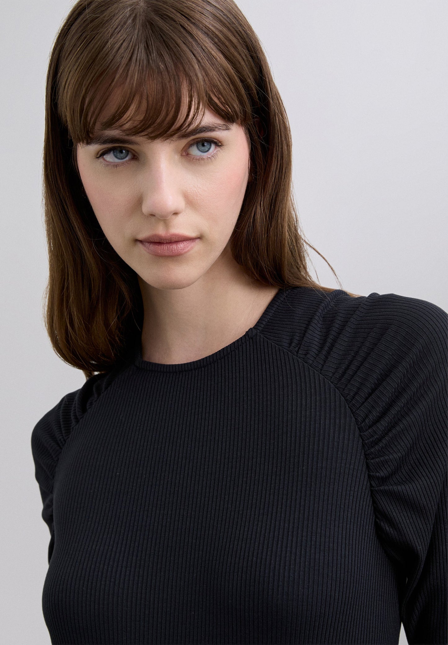 T-SHIRT CANELADA FRANZIDA NO OMBRO