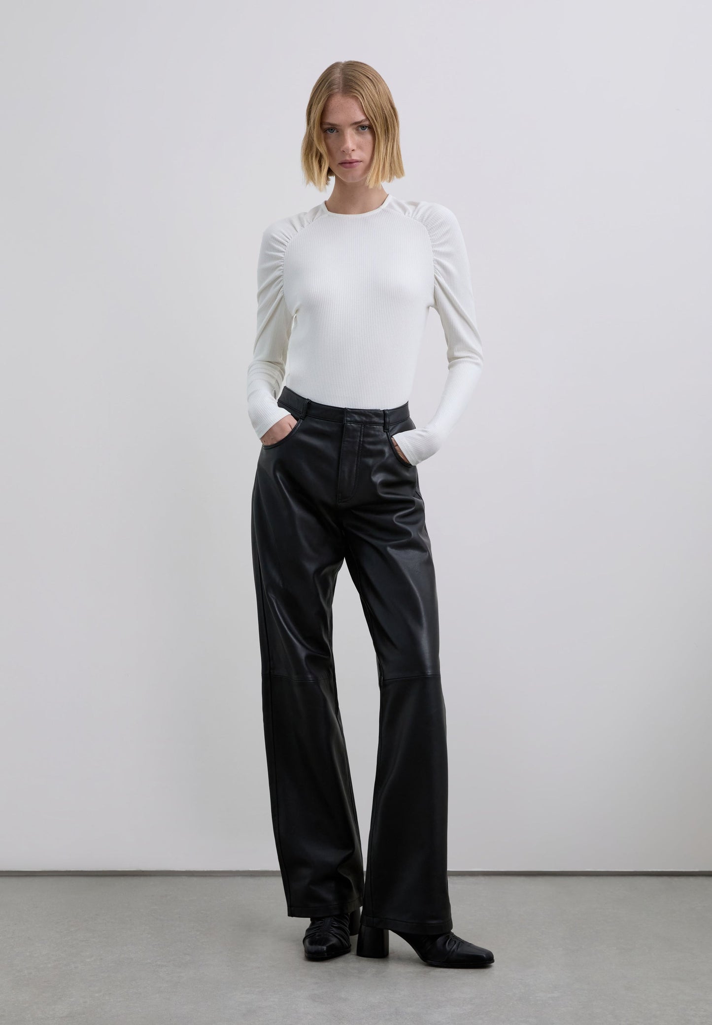 T-SHIRT CANELADA FRANZIDA NO OMBRO