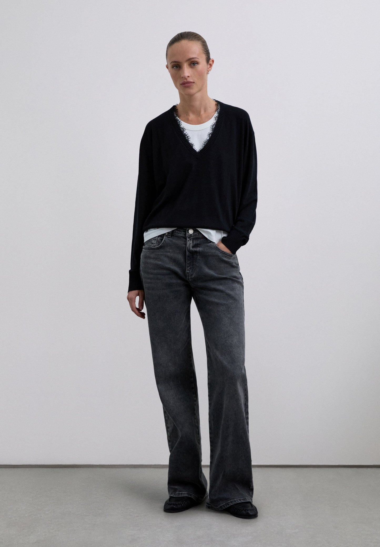 SWEATER COM DECOTE EM V COM RENDA