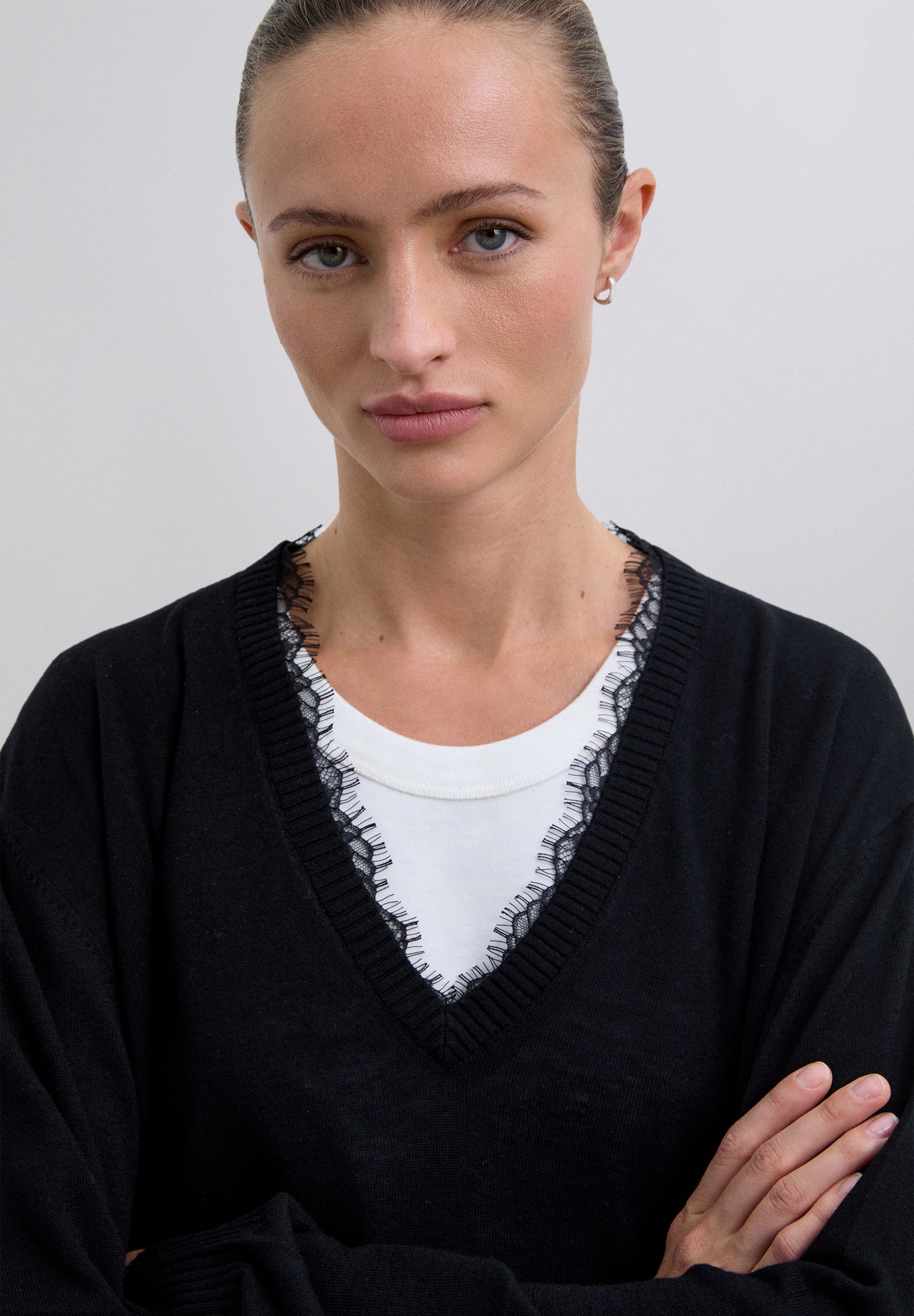 SWEATER COM DECOTE EM V COM RENDA