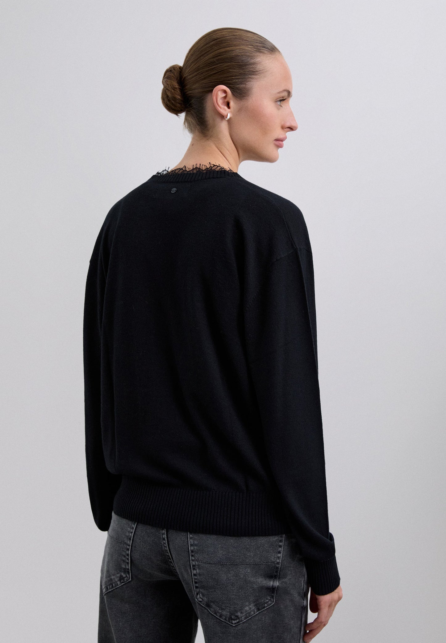 SWEATER COM DECOTE EM V COM RENDA