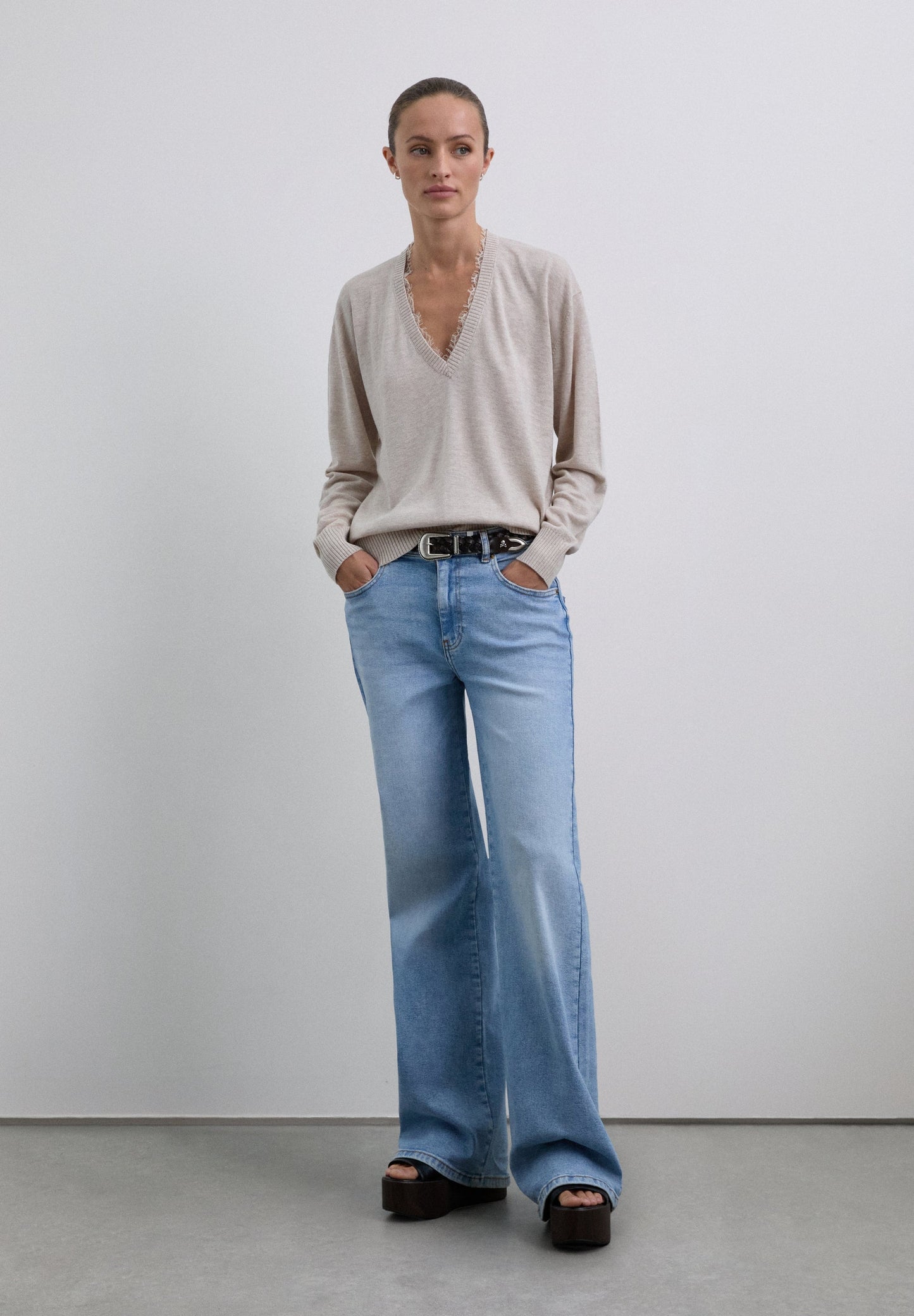 SWEATER COM DECOTE EM V COM RENDA