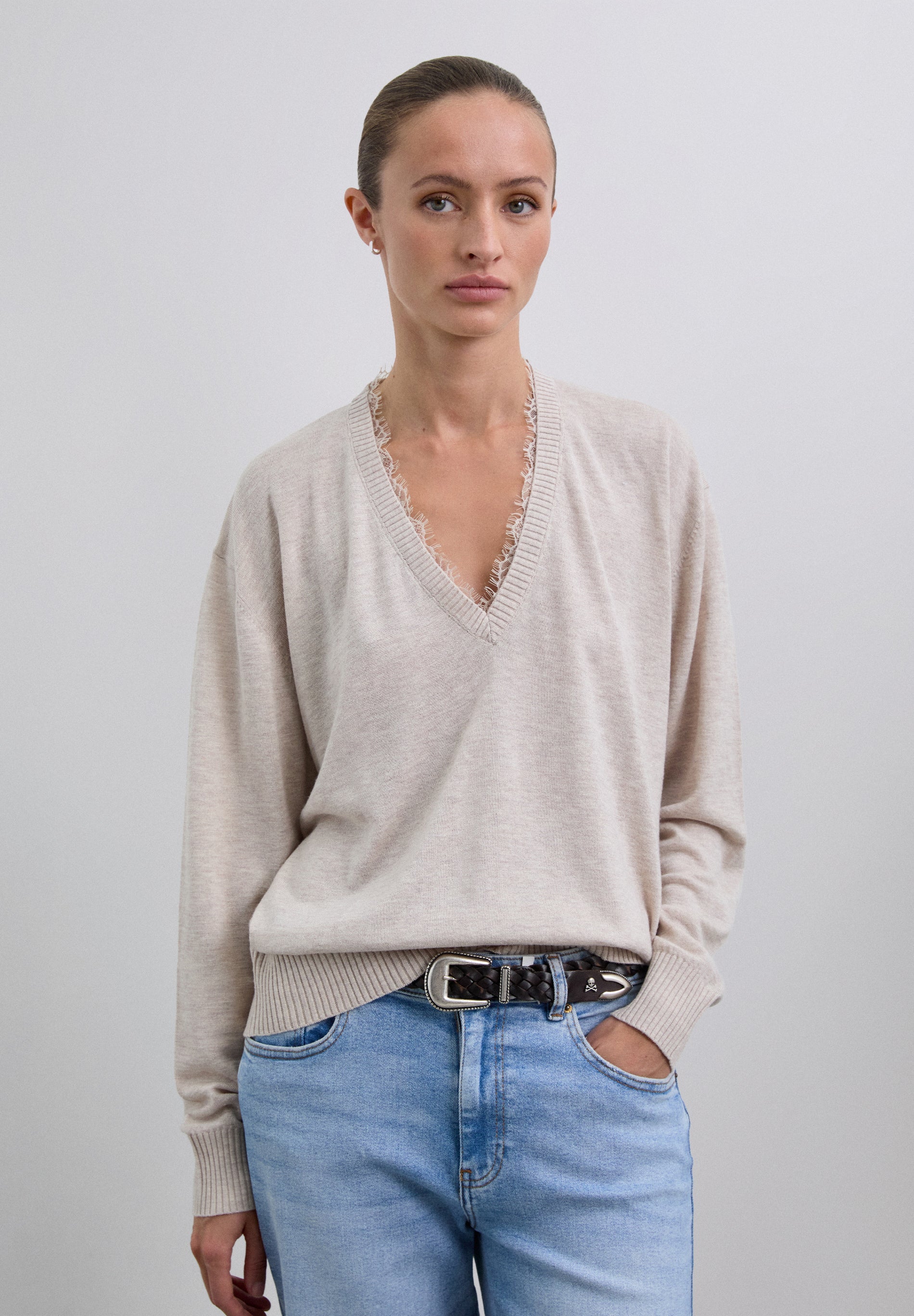 SWEATER COM DECOTE EM V COM RENDA