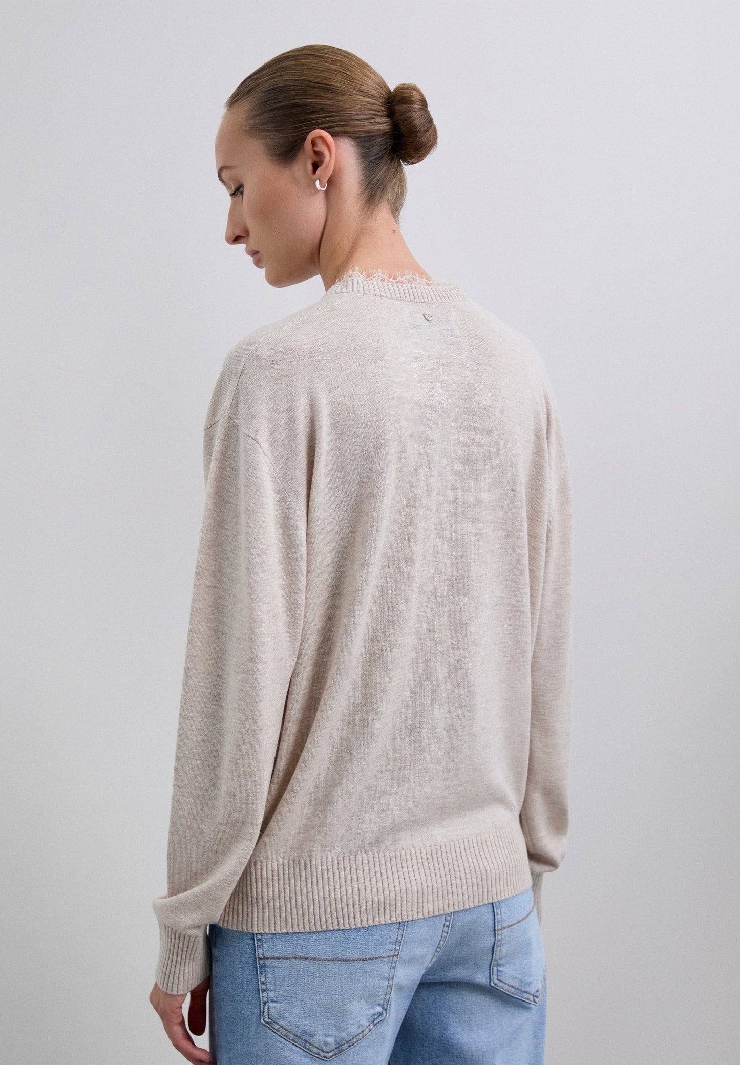 SWEATER COM DECOTE EM V COM RENDA