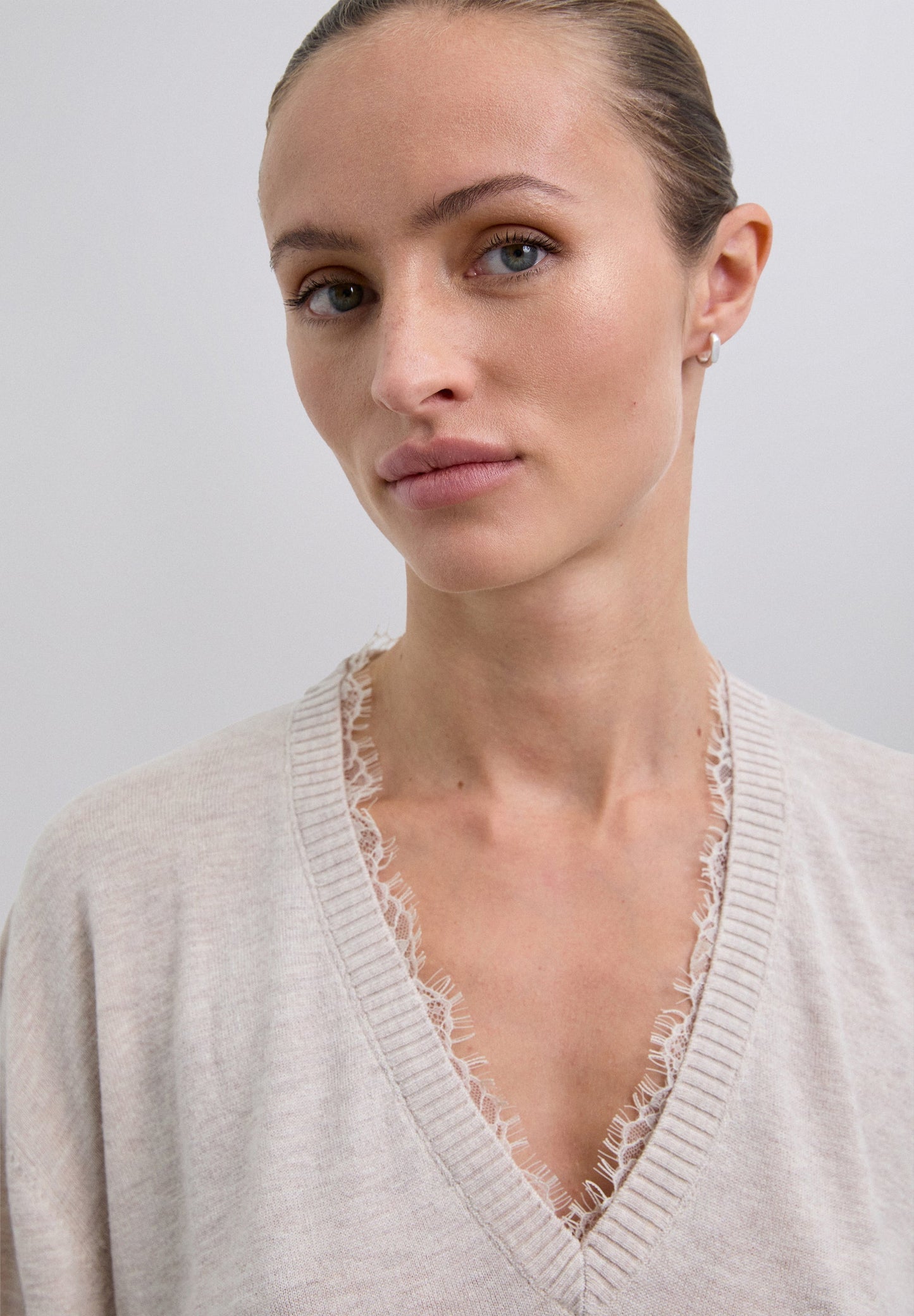 SWEATER COM DECOTE EM V COM RENDA