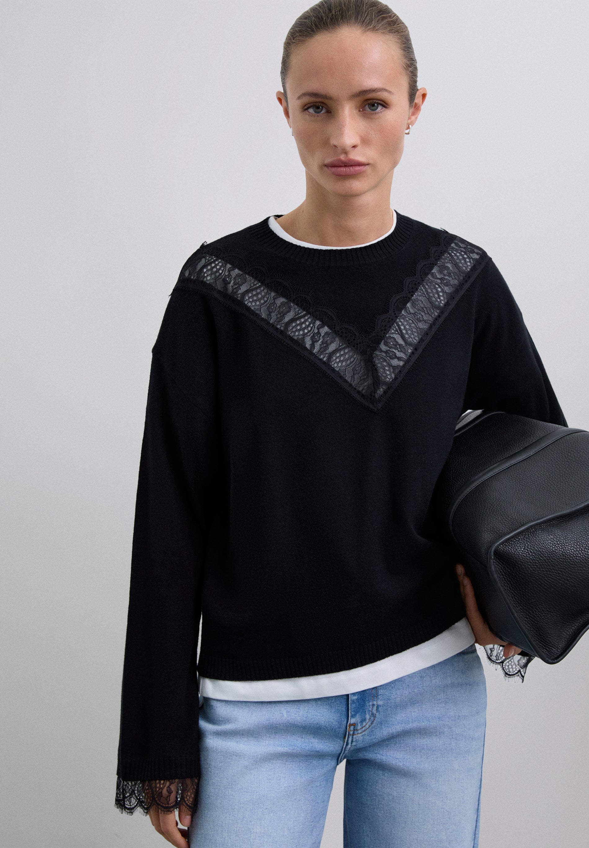 SWEATER COM PORMENORES DE RENDA