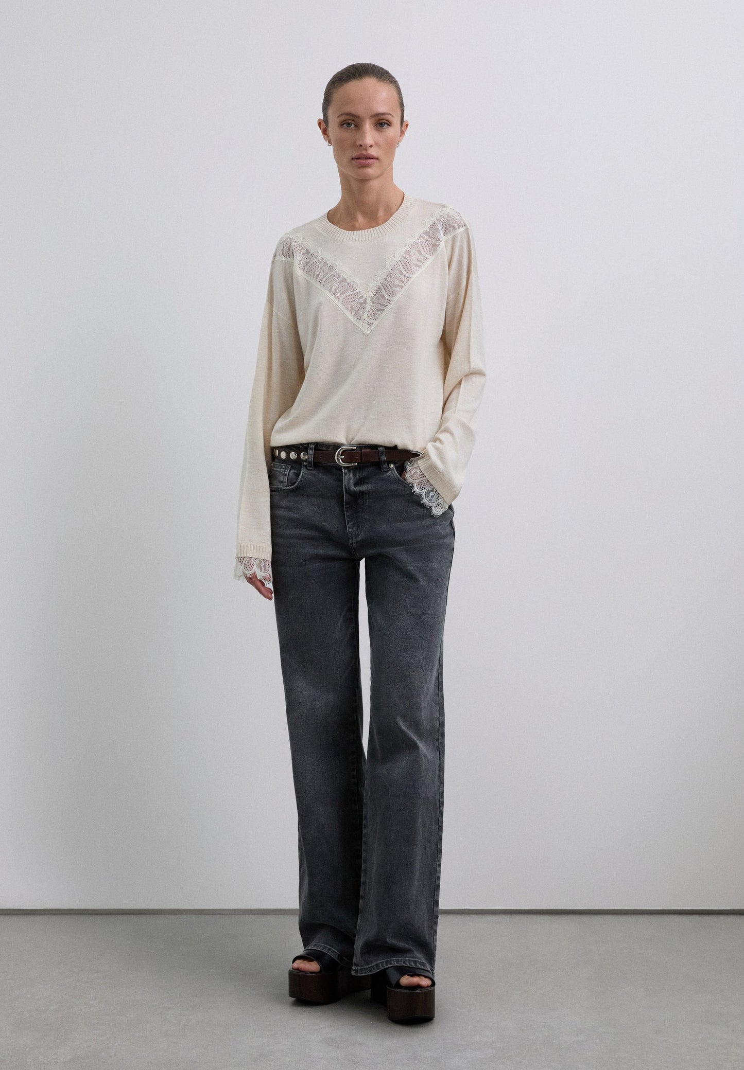 SWEATER COM PORMENORES DE RENDA