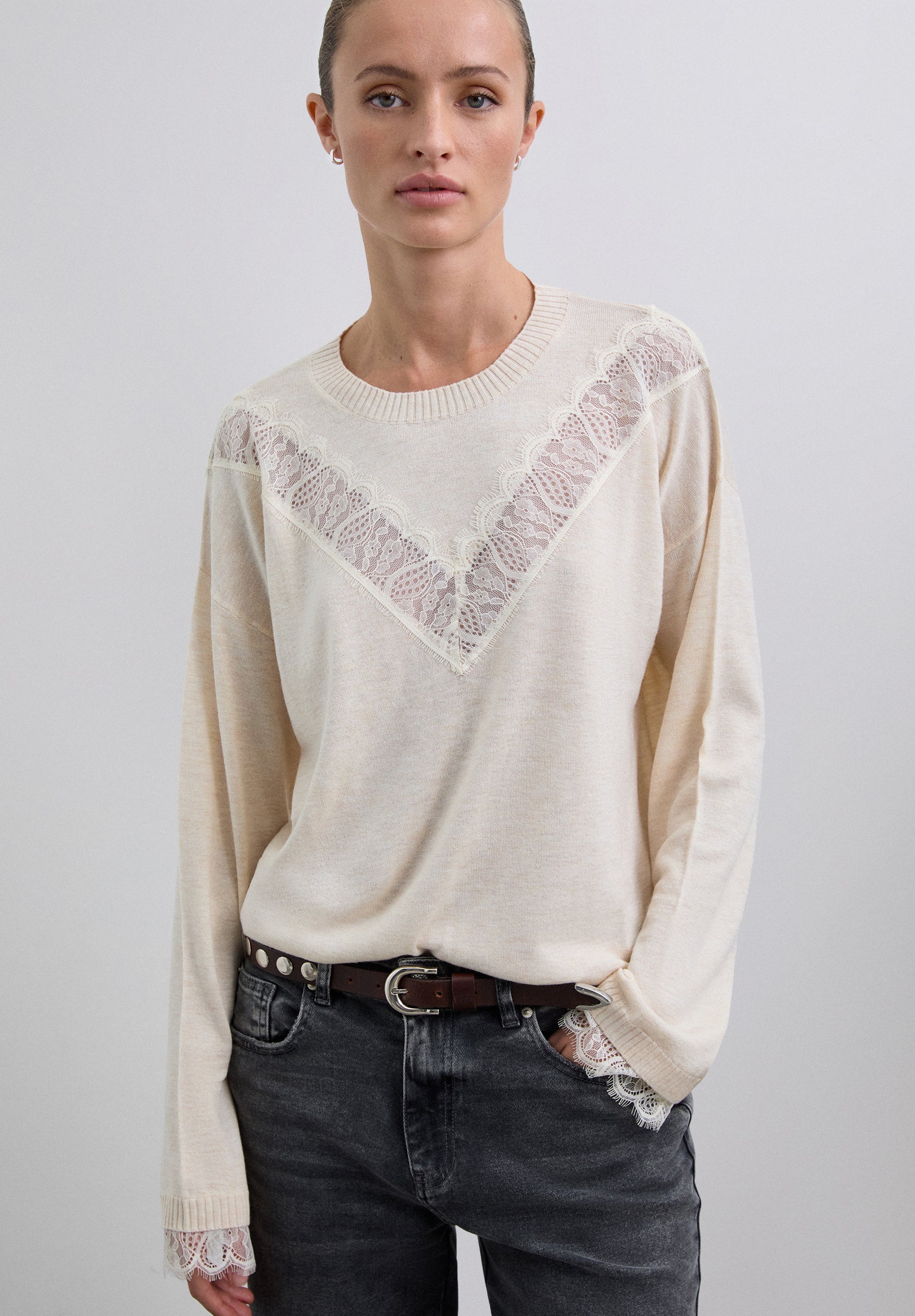 SWEATER COM PORMENORES DE RENDA