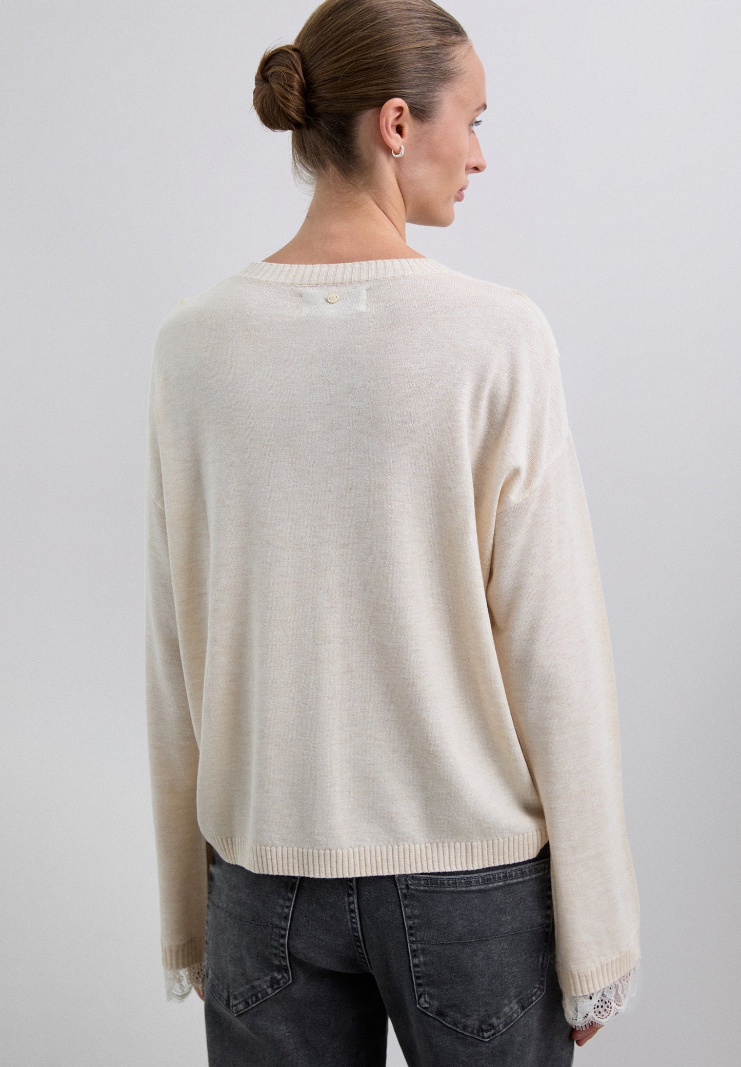 SWEATER COM PORMENORES DE RENDA