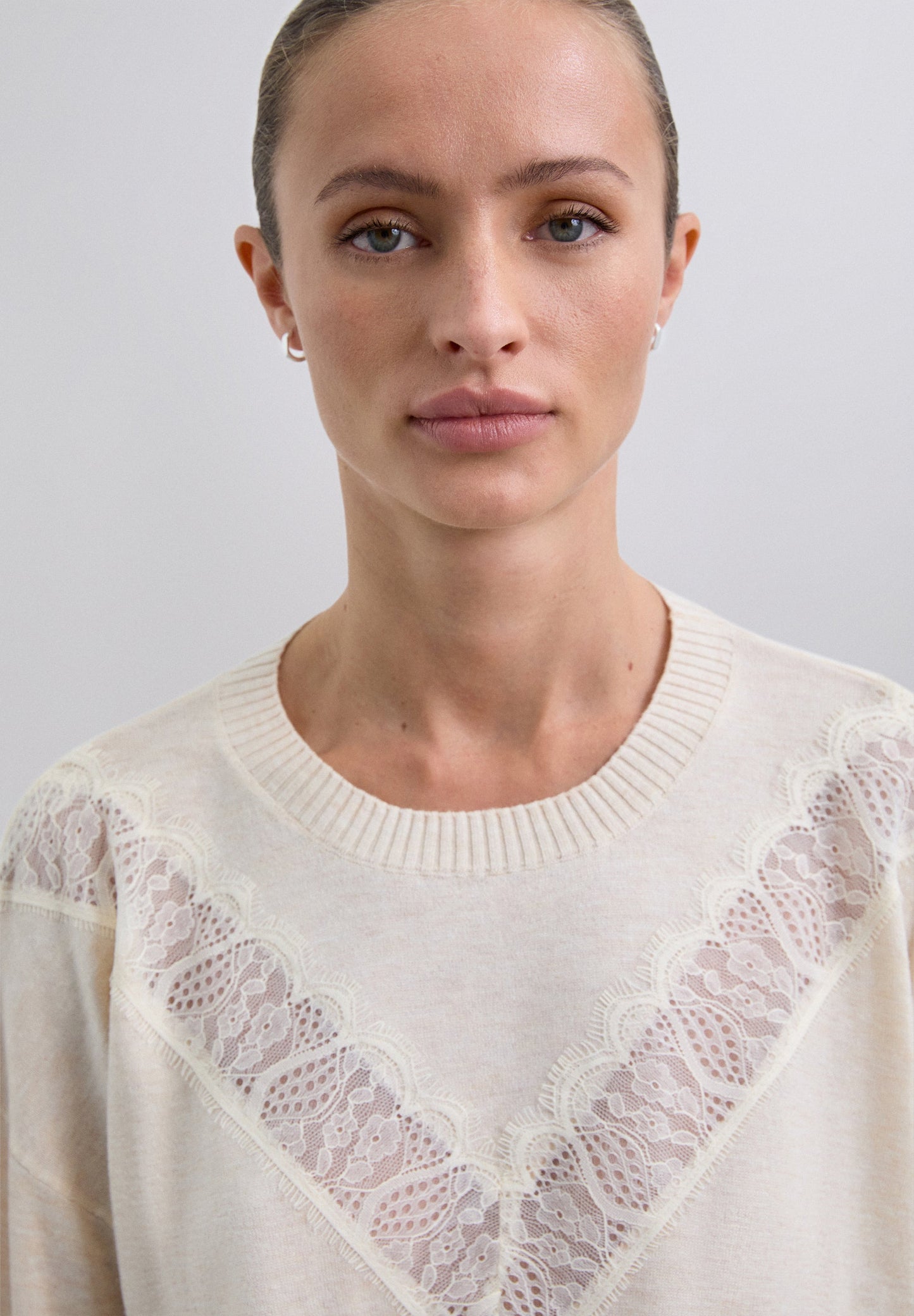 SWEATER COM PORMENORES DE RENDA