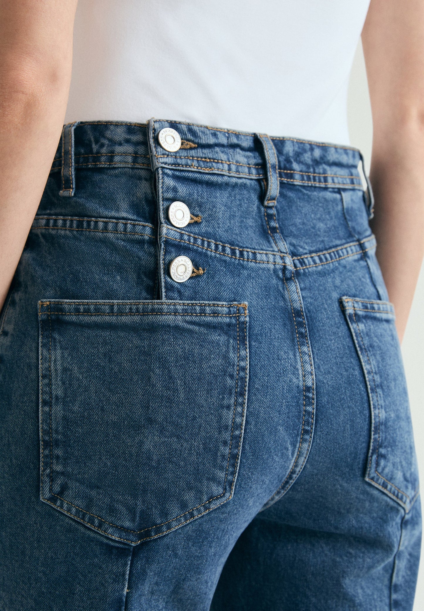 JEANS BOTÕES TRASEIROS