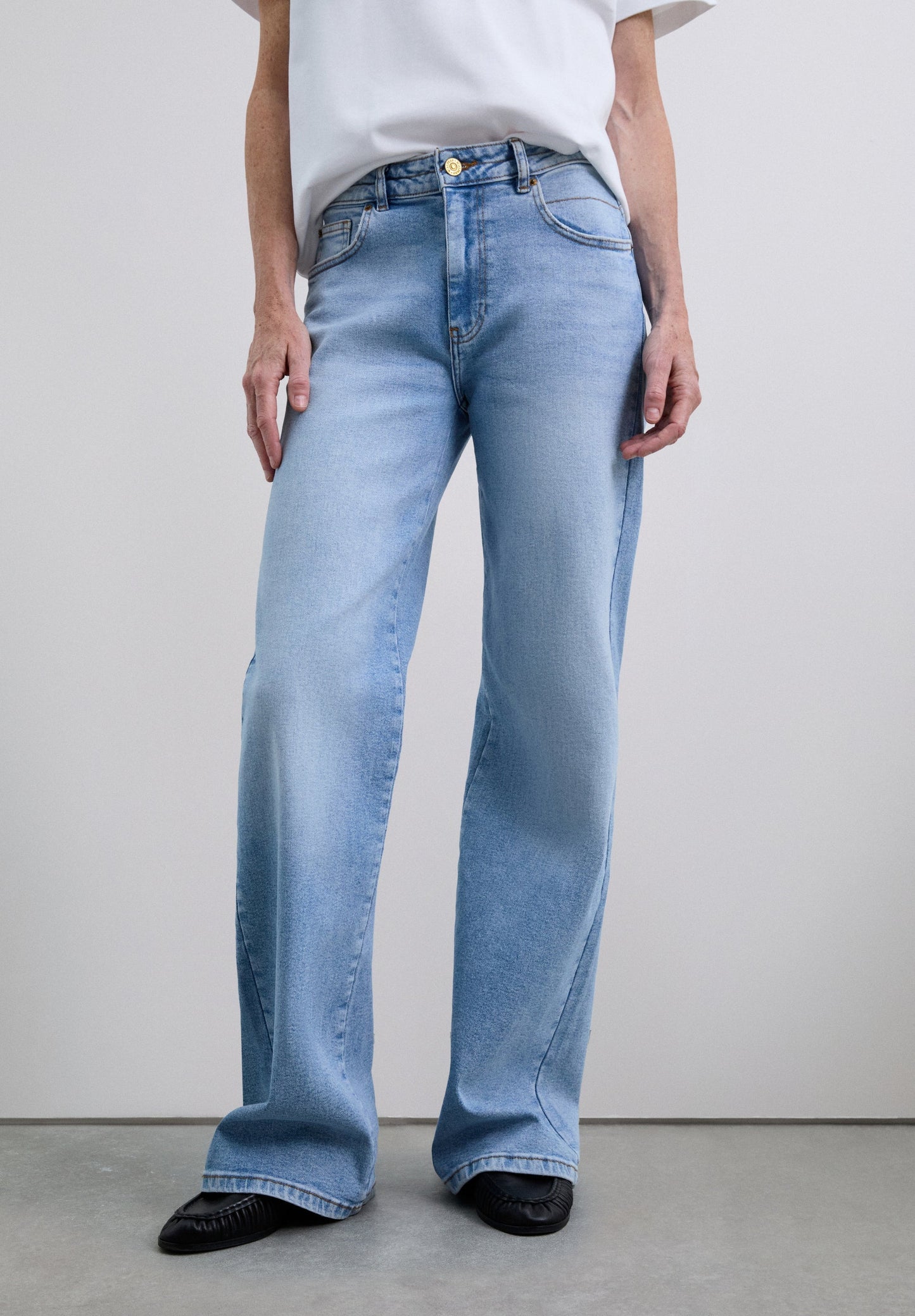 CALÇAS JEANS COM 5 BOLSOS