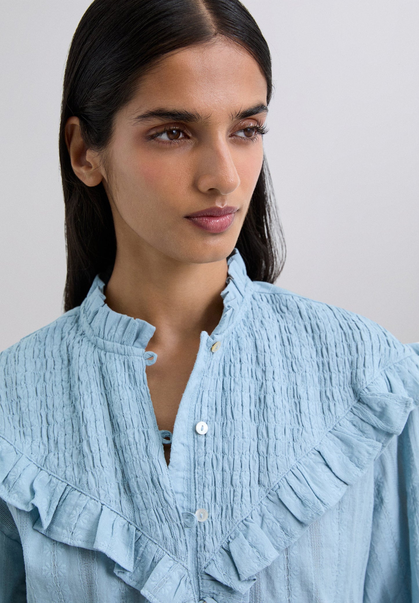 BLUSA FRANZIDA COM FOLHO.