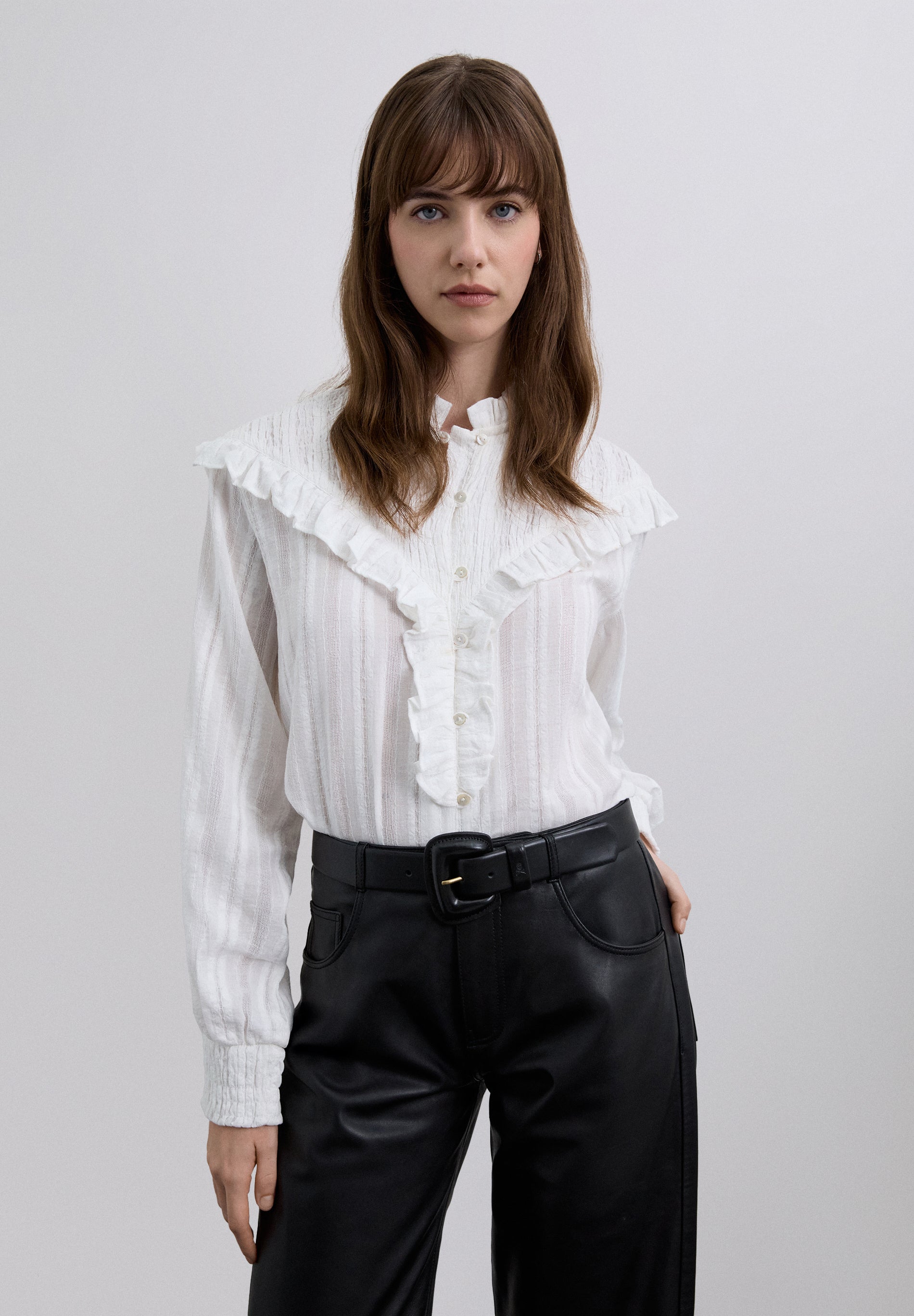 BLUSA FRANZIDA COM FOLHO.