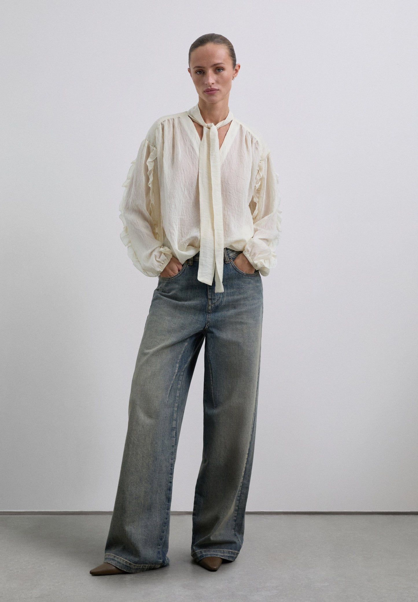 BLUSA PORMENOR DE LAÇO E FRANZIDOS