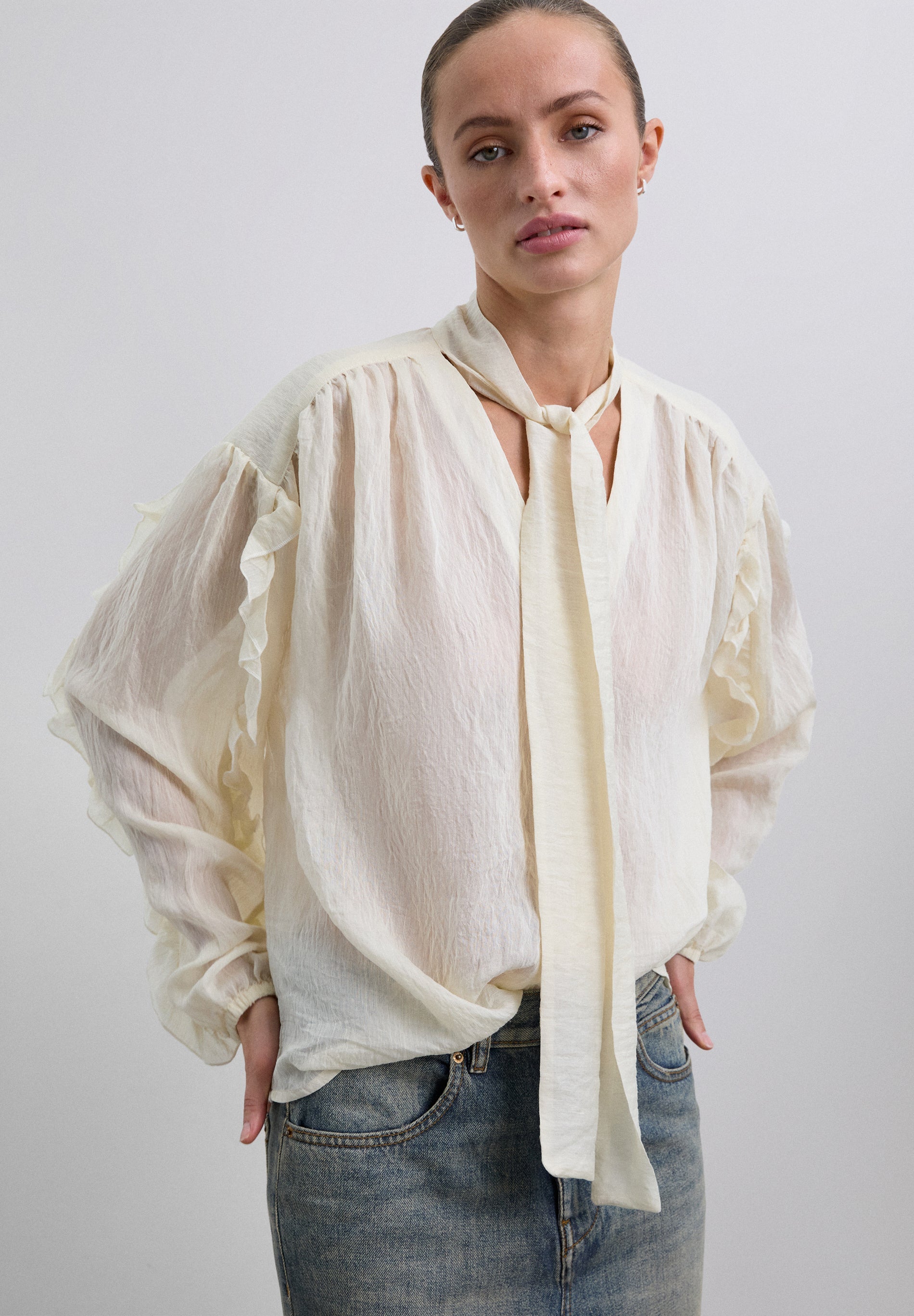 BLUSA PORMENOR DE LAÇO E FRANZIDOS