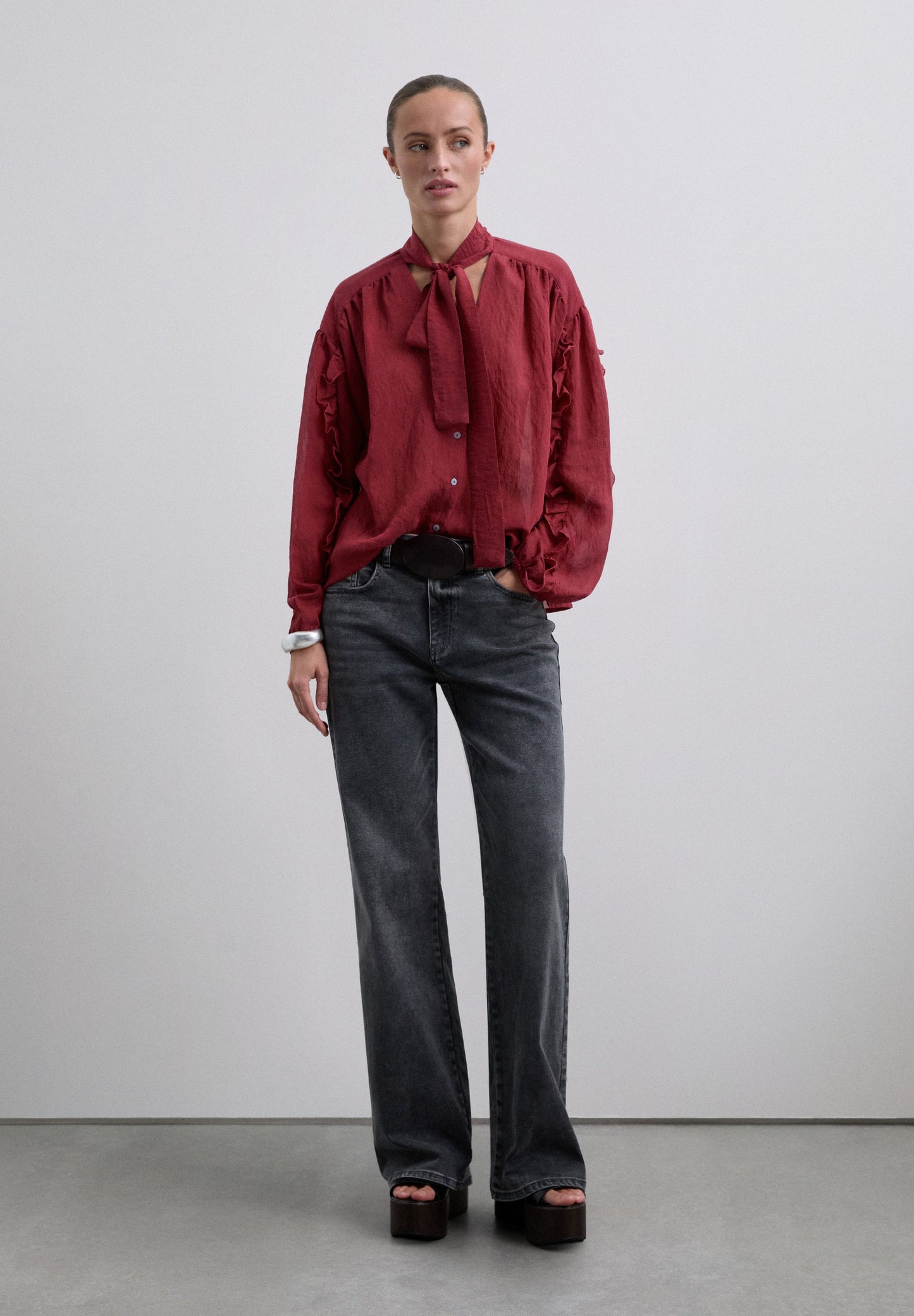 BLUSA PORMENOR DE LAÇO E FRANZIDOS