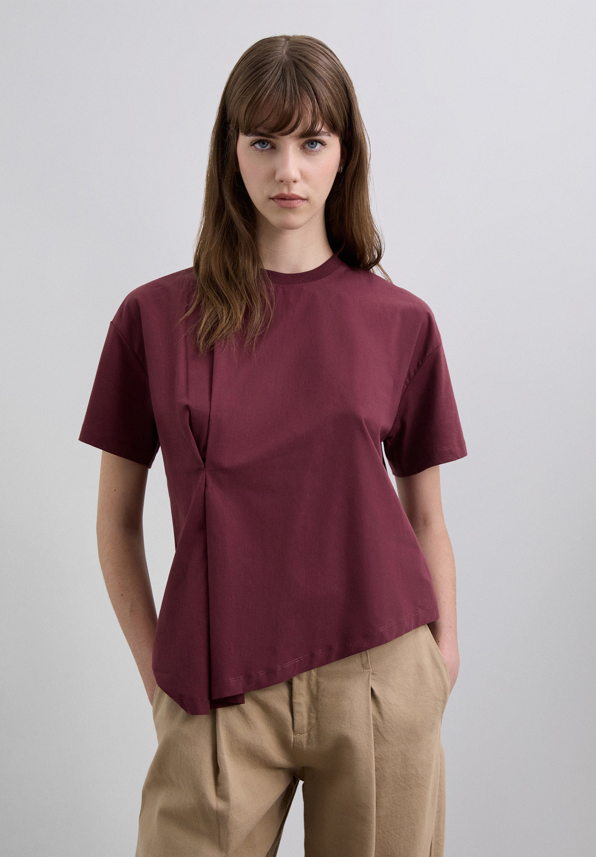 T-SHIRT ASSIMÉTRICA DE DECOTE REDONDO