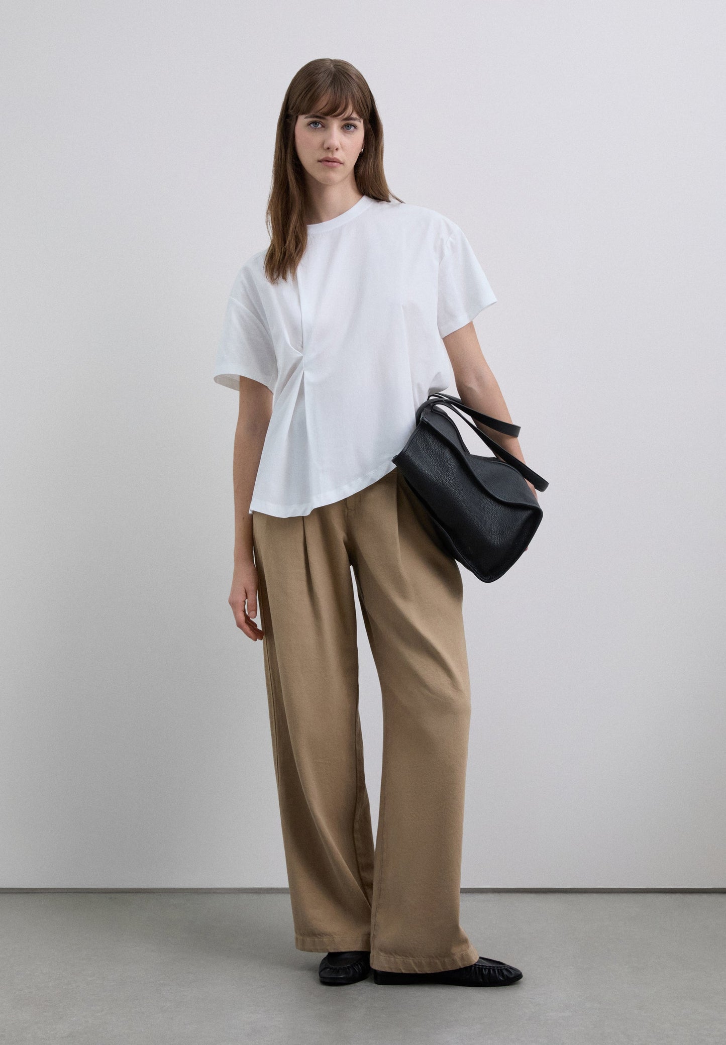 T-SHIRT ASSIMÉTRICA DE DECOTE REDONDO