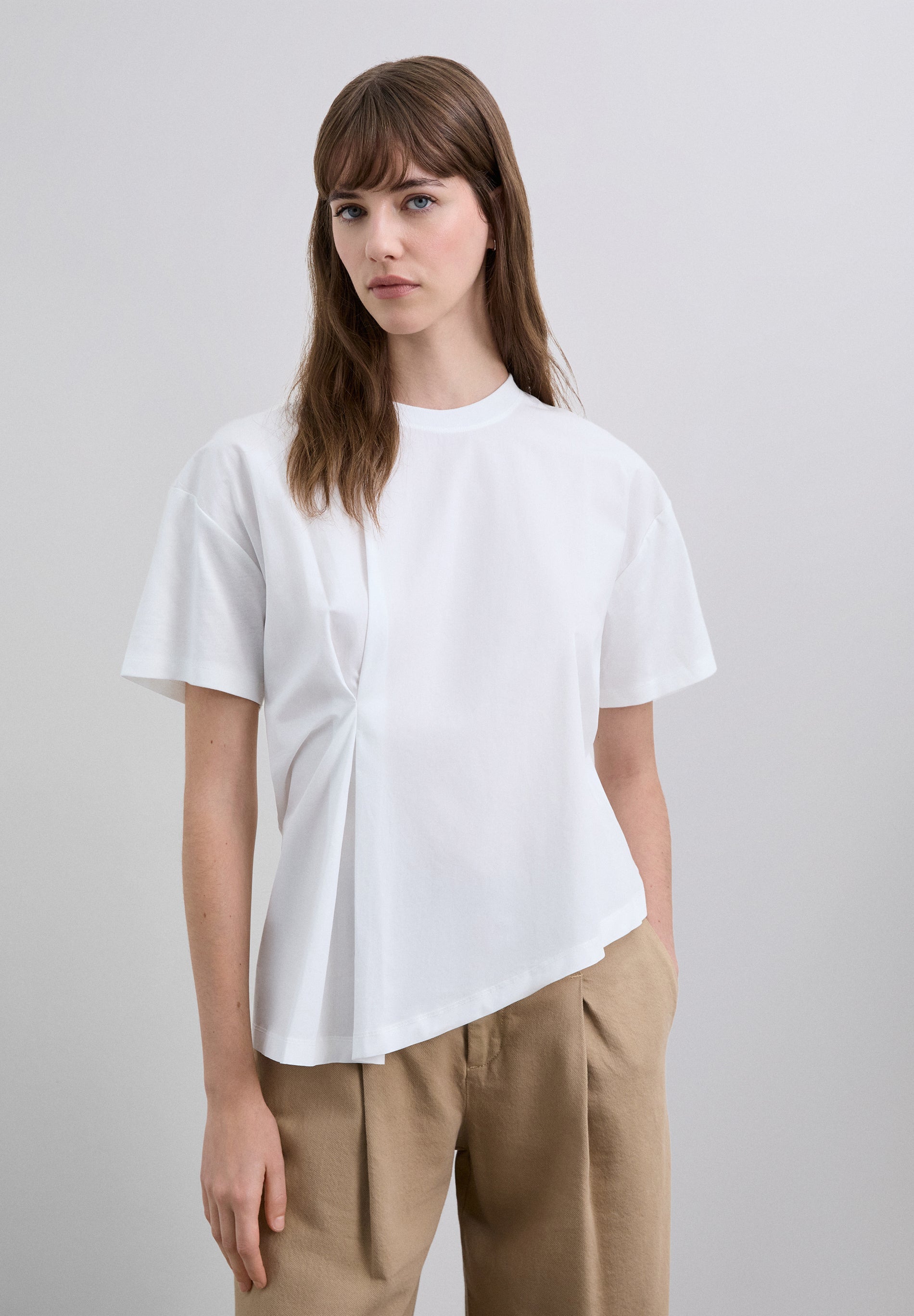 T-SHIRT ASSIMÉTRICA DE DECOTE REDONDO