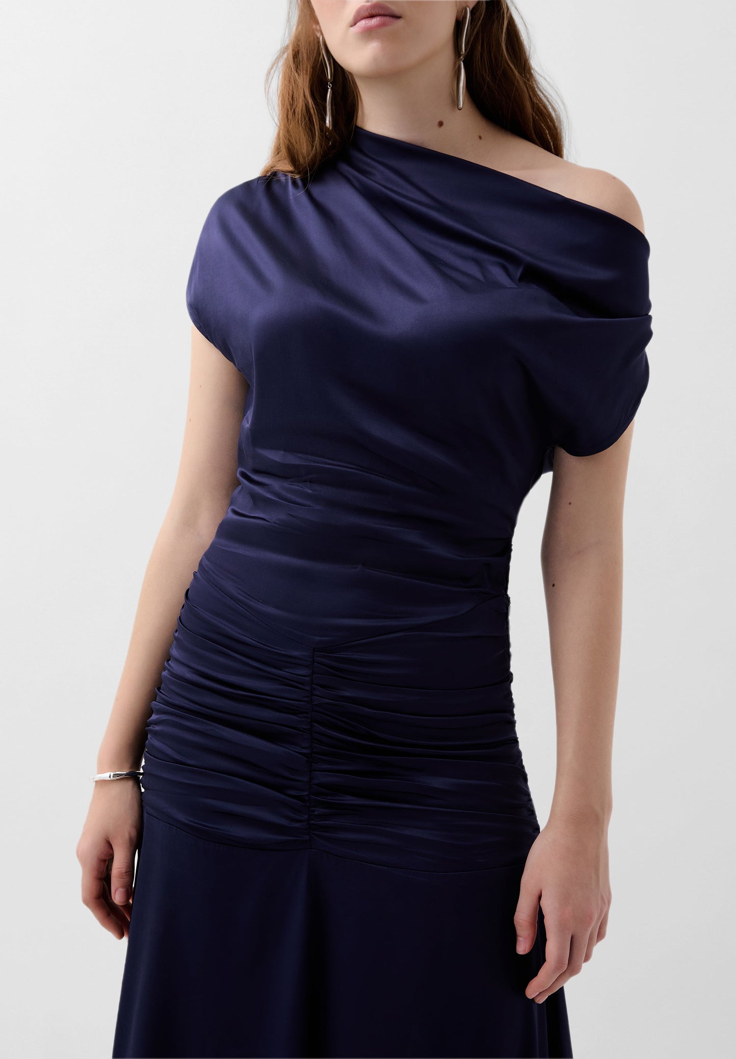 VESTIDO MIDI FLUIDO ACETINADO
