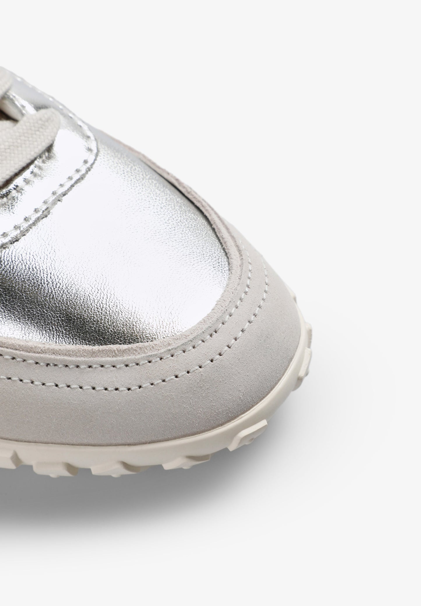 SAPATILHAS METALIZADAS COM LOGÓTIPO