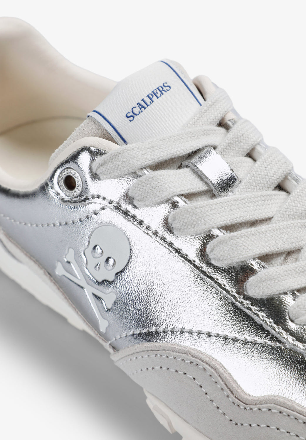 SNEAKERS METALIZADAS LOGO - Scalpers
