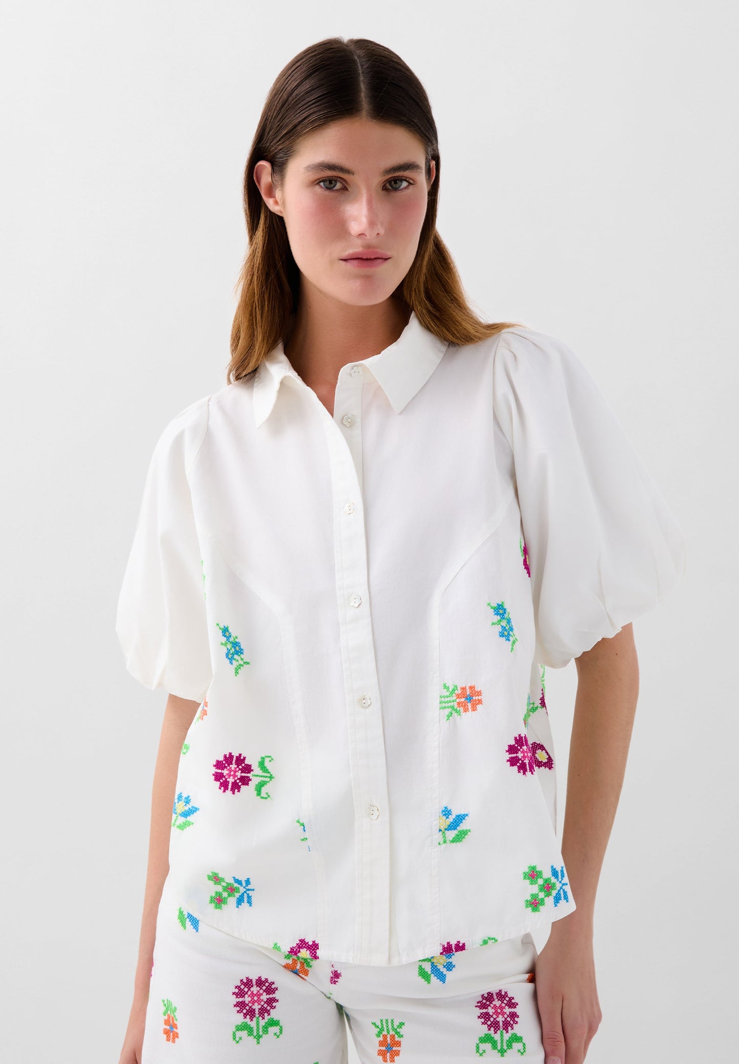 CAMISA DE ALGODÃO COM PORMENORES BORDADOS