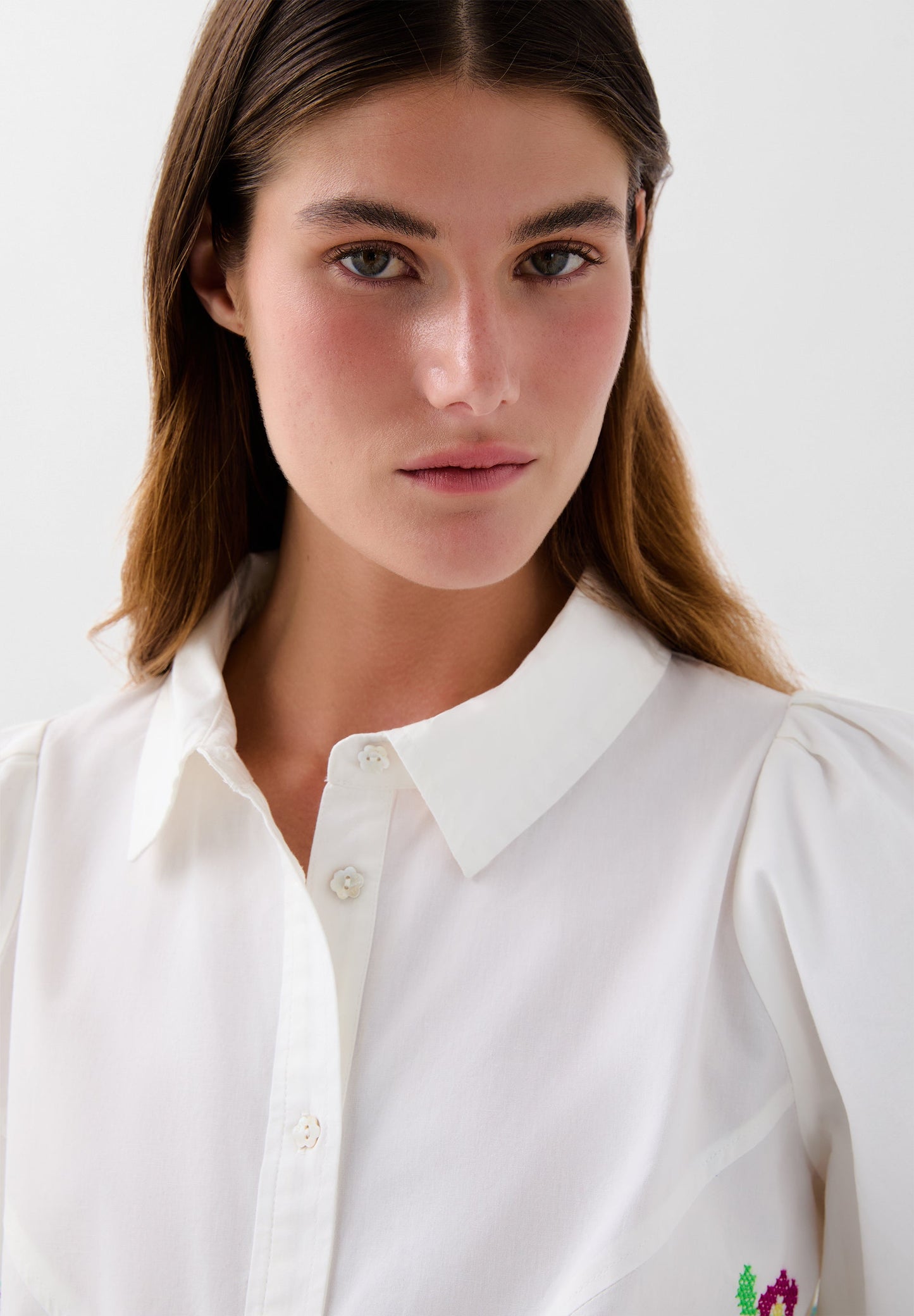 CAMISA DE ALGODÃO COM PORMENORES BORDADOS