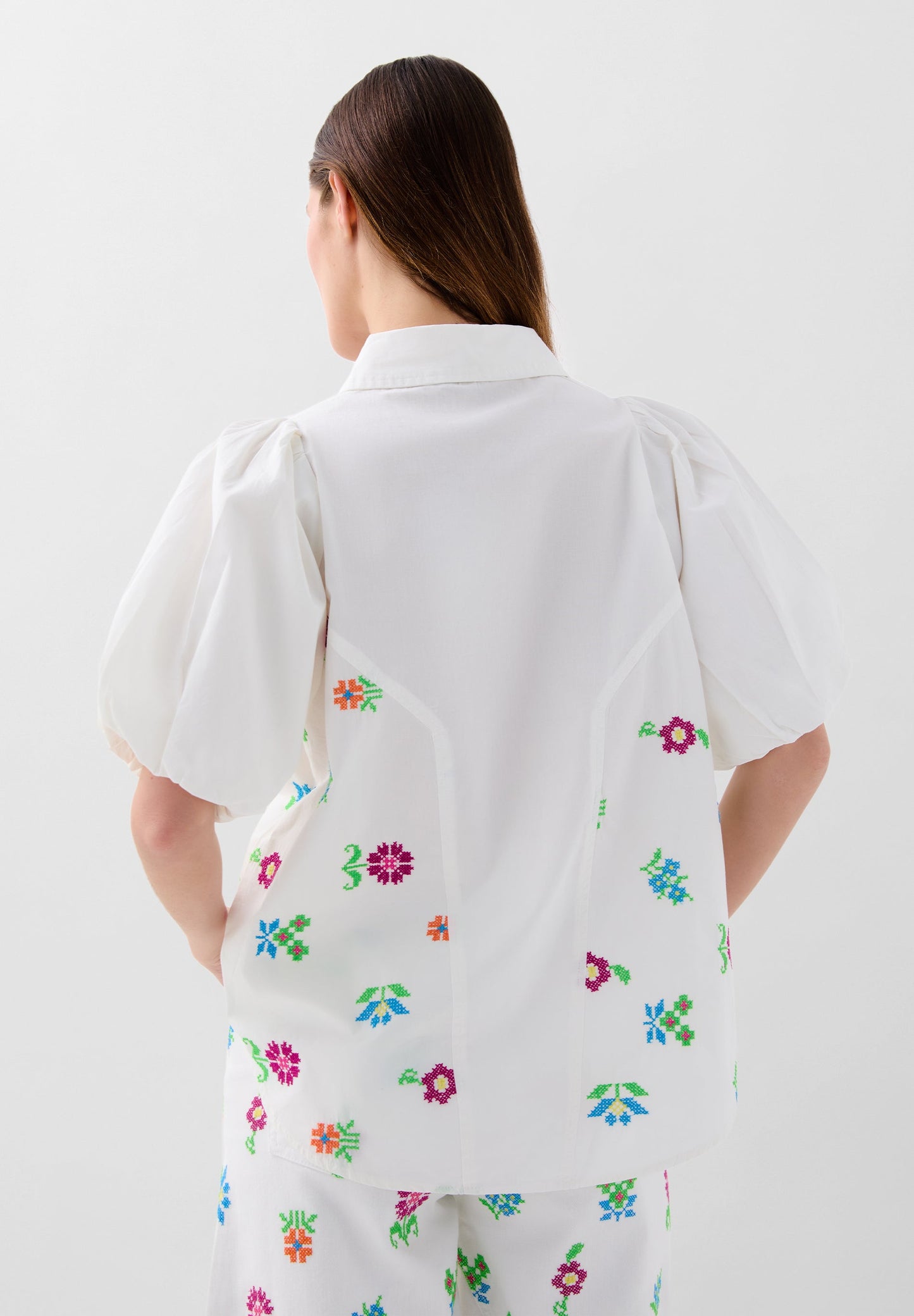 CAMISA DE ALGODÃO COM PORMENORES BORDADOS