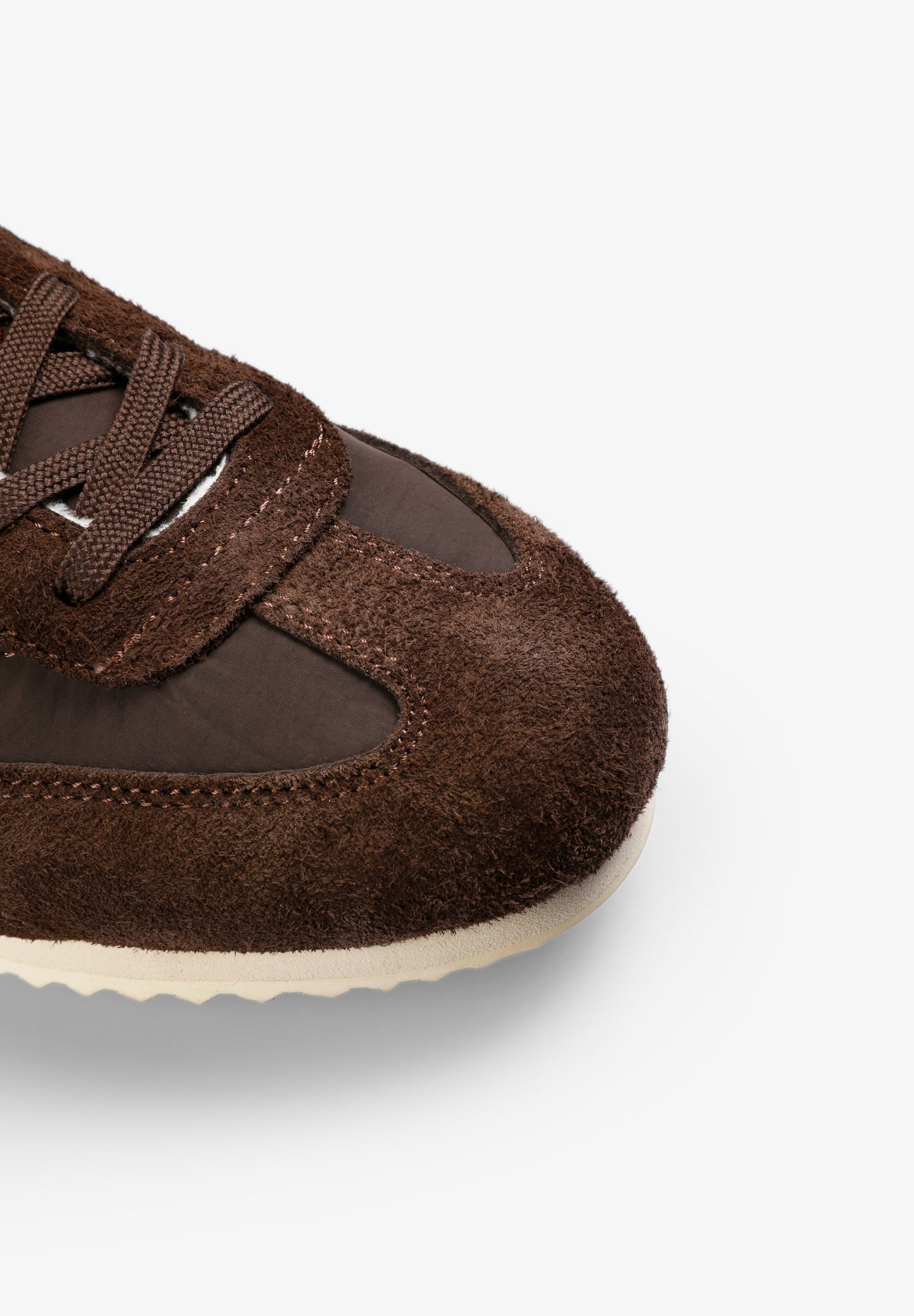 SAPATILHAS DE CAMURÇA EM CONTRASTE