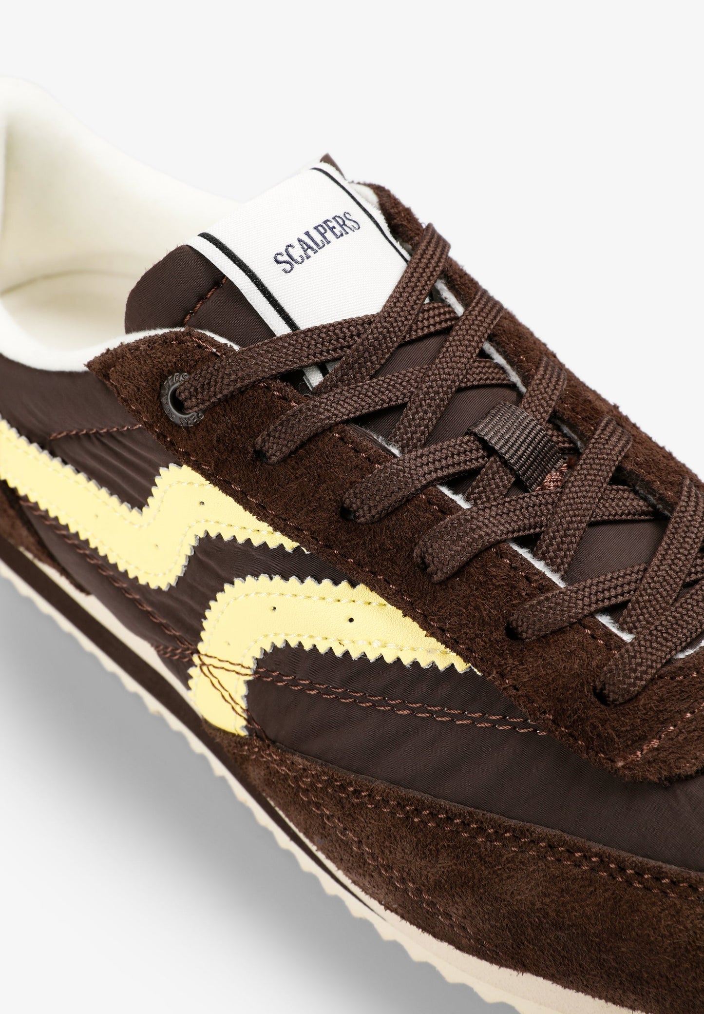 SAPATILHAS DE CAMURÇA EM CONTRASTE