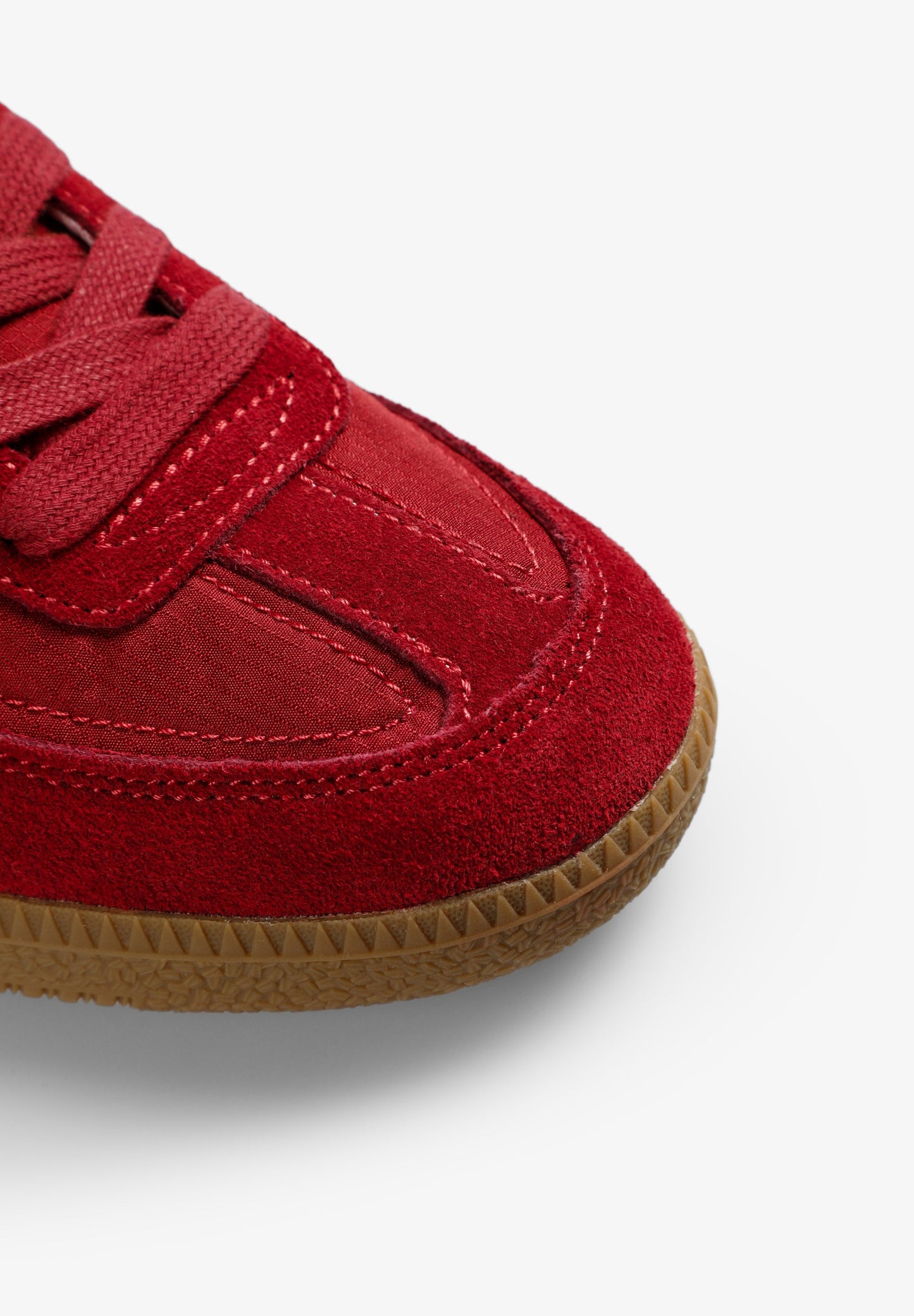 SAPATILHAS RÉTRO EM CONTRASTE