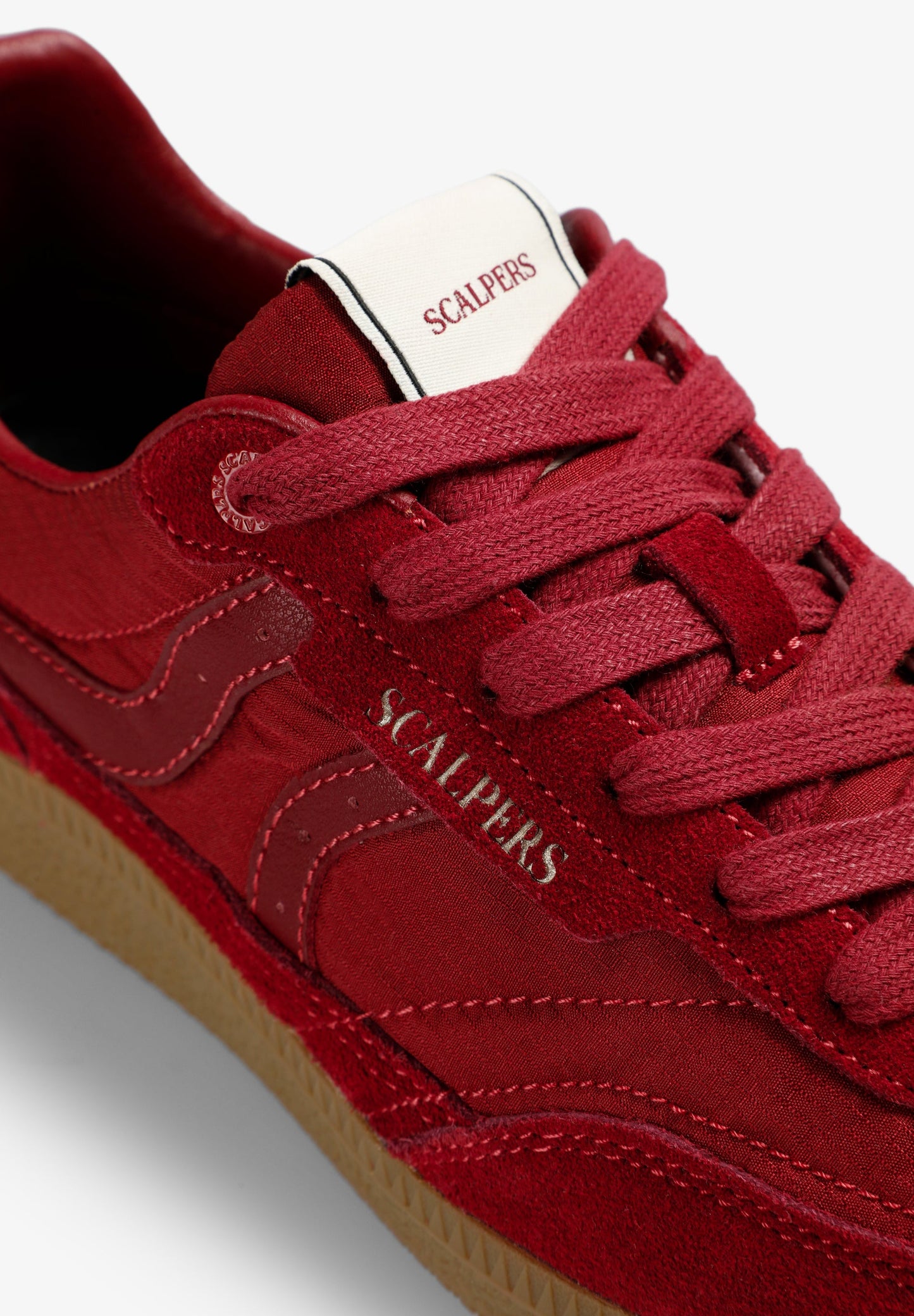 SAPATILHAS RÉTRO EM CONTRASTE