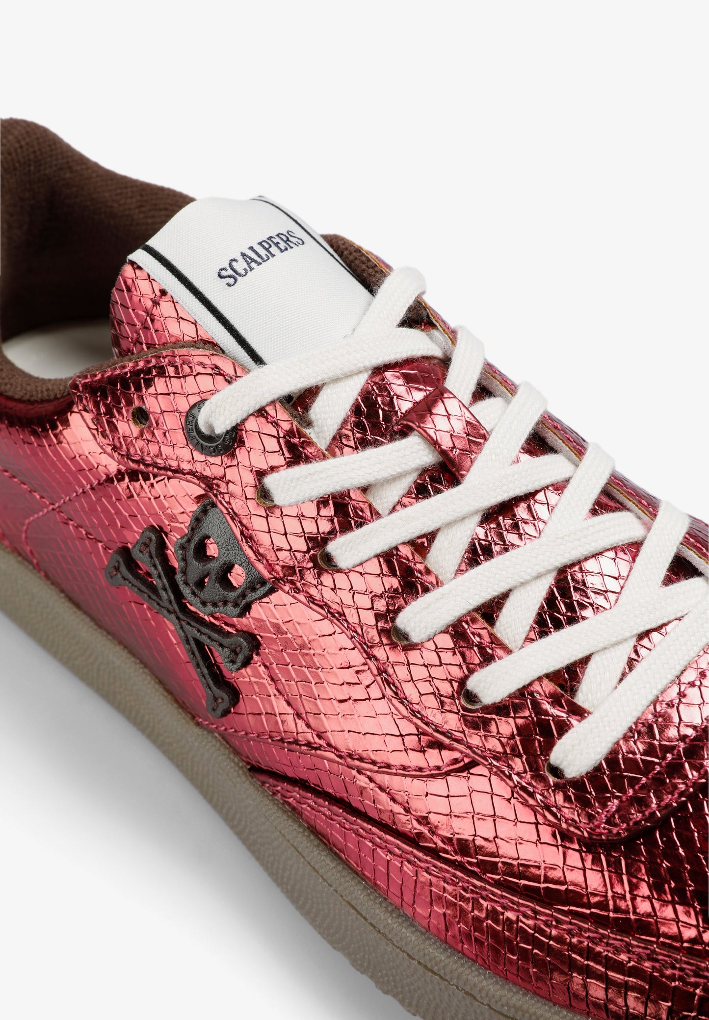 SAPATILHAS METALIZADAS COM TEXTURA DE SERPENTE