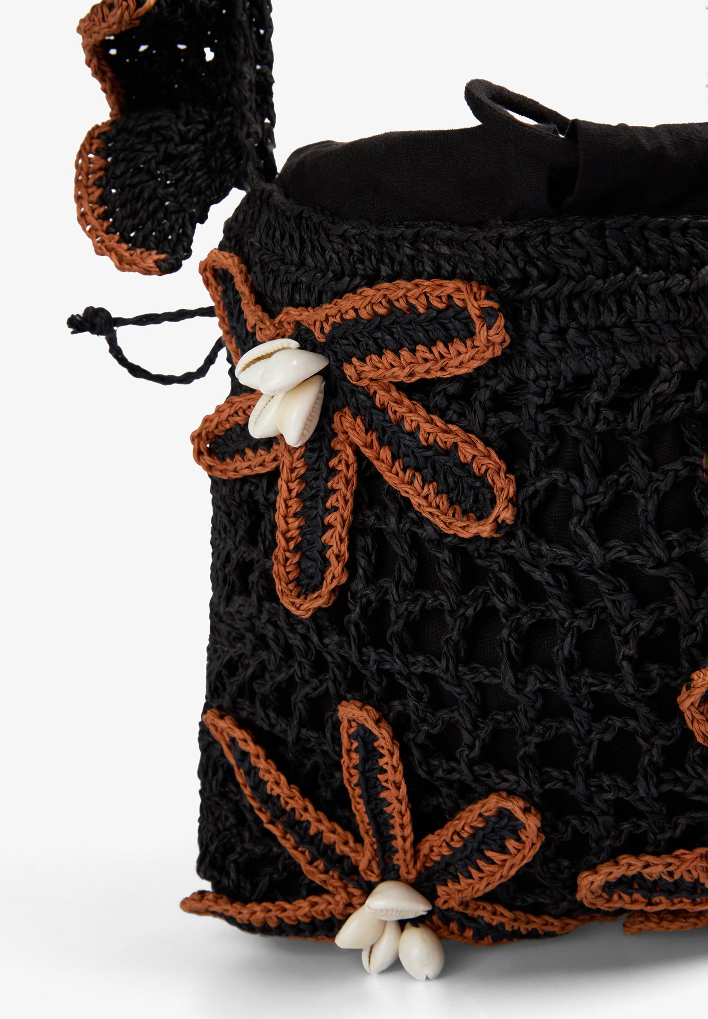 BOLSA DE RÁFIA COM FLORES EM CONTRASTE
