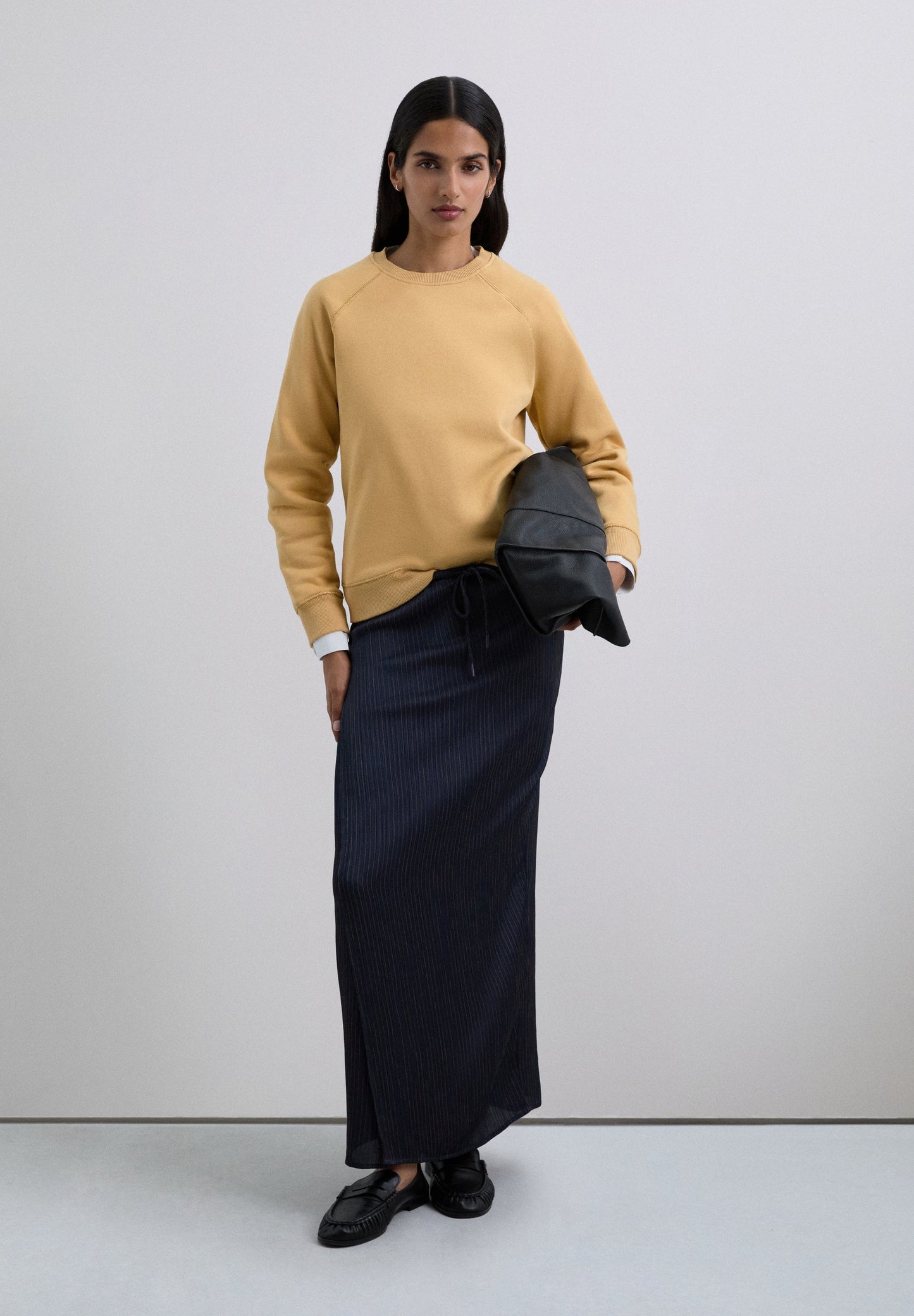 SWEATSHIRT COM LOGÓTIPO BORDADO ATRÁS