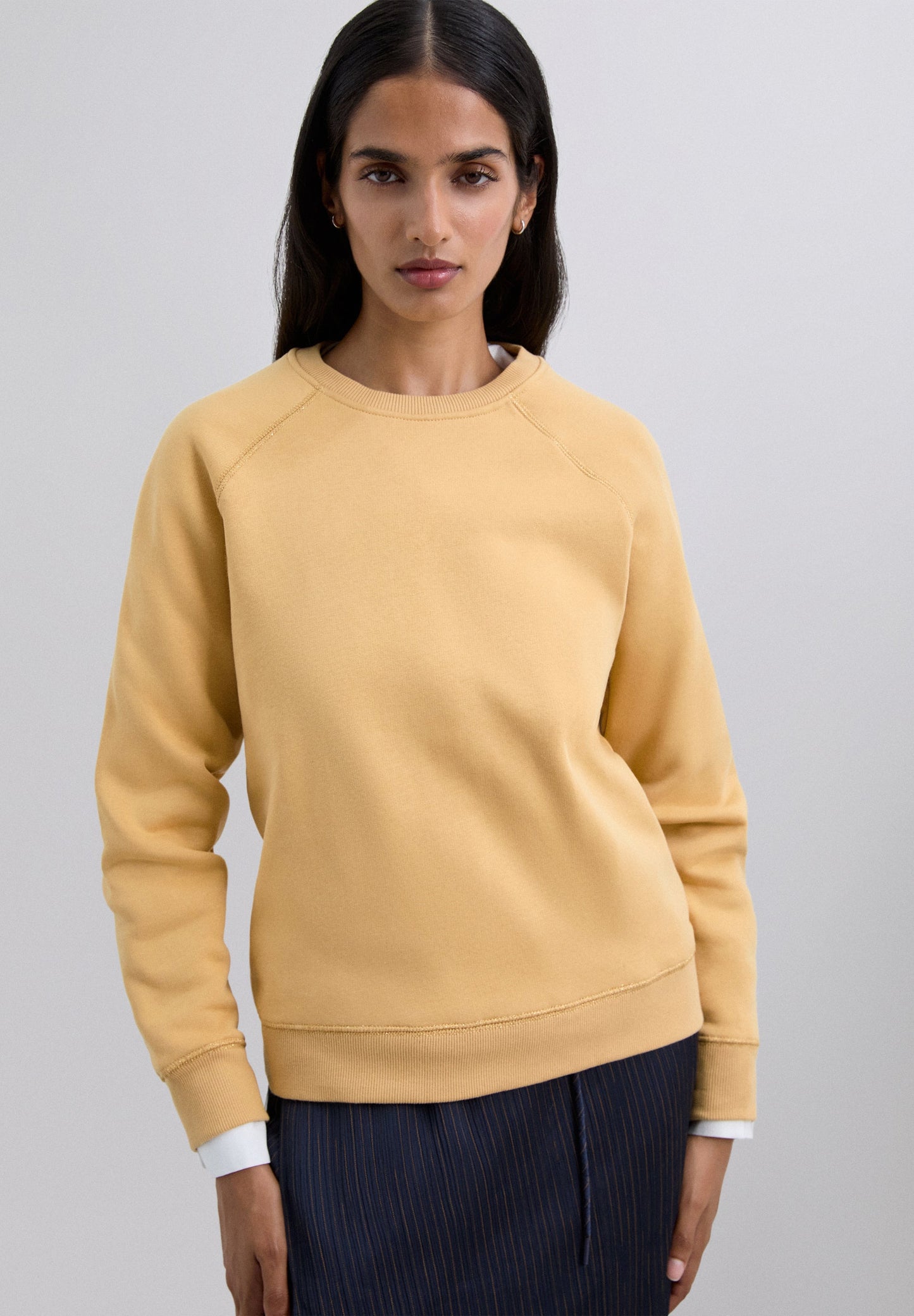 SWEATSHIRT COM LOGÓTIPO BORDADO ATRÁS