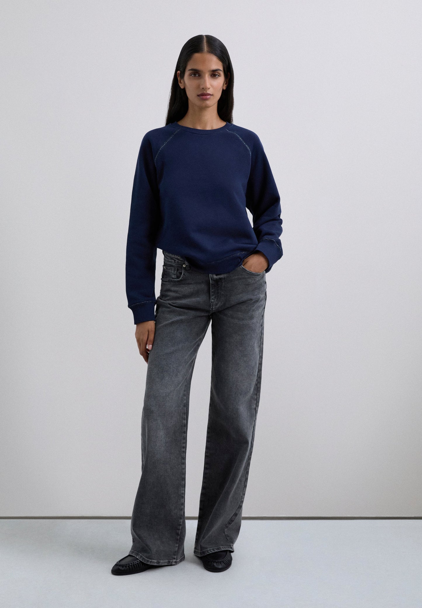 SWEATSHIRT COM LOGÓTIPO BORDADO ATRÁS